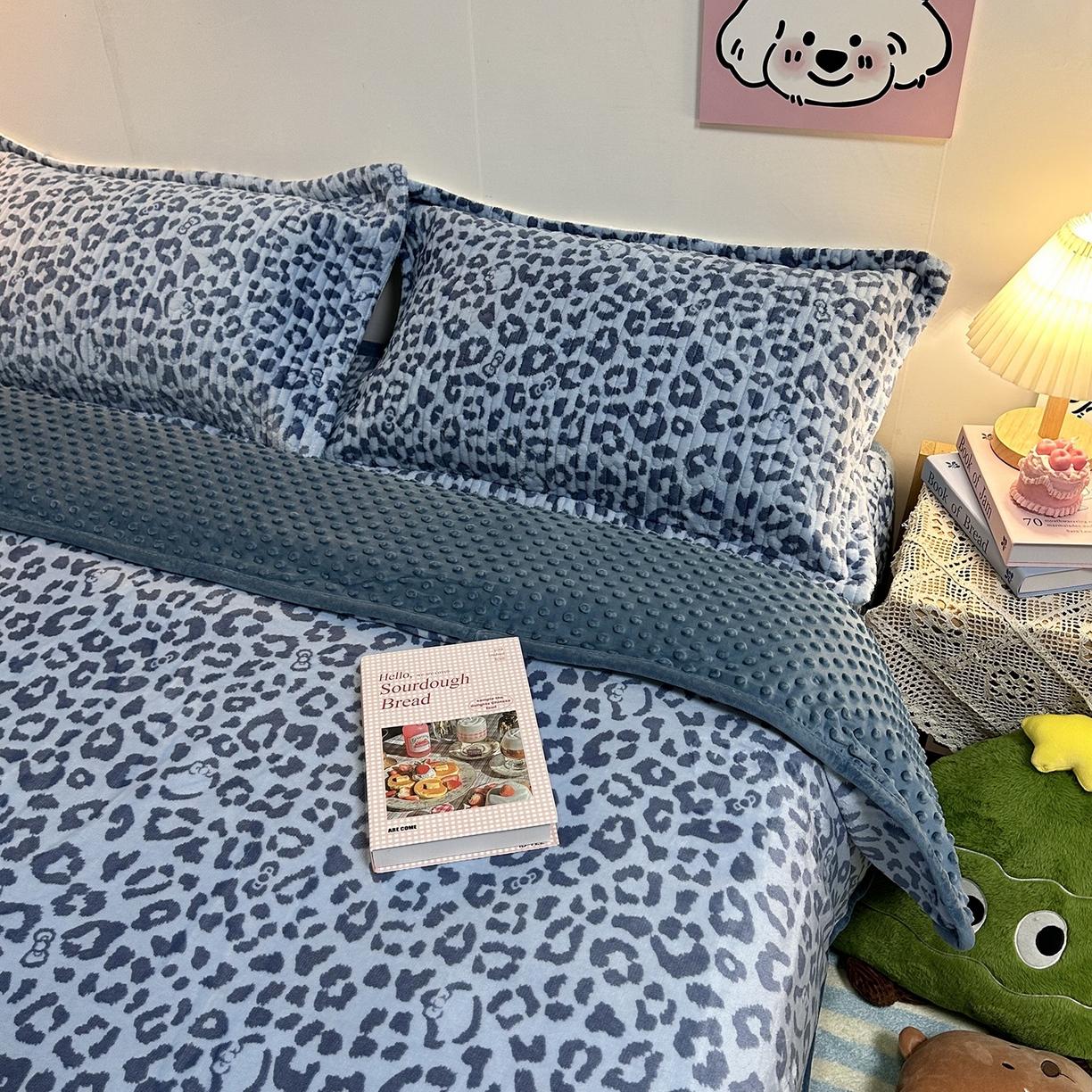 91家纺网 家纺一手货源 找家纺 慕晨 2025新款牛奶绒新款印花高克重豆豆绒夹棉床盖三件被套四件套热款 蓝色豹纹