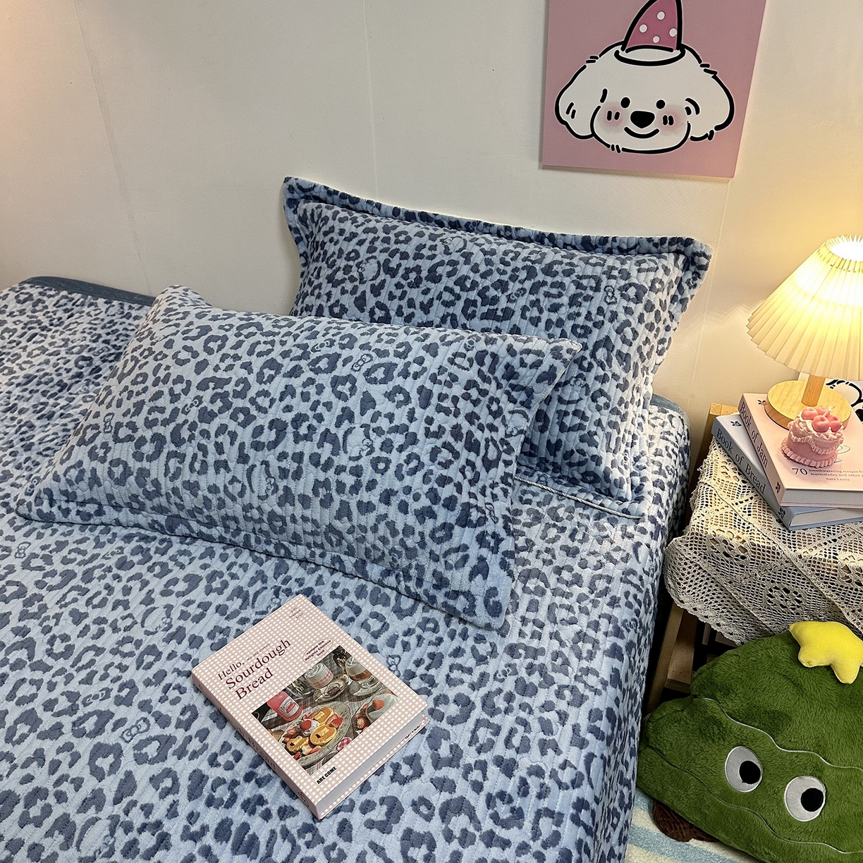 91家纺网 家纺一手货源 找家纺 慕晨 2025新款牛奶绒新款印花高克重豆豆绒夹棉床盖三件被套四件套热款 蓝色豹纹