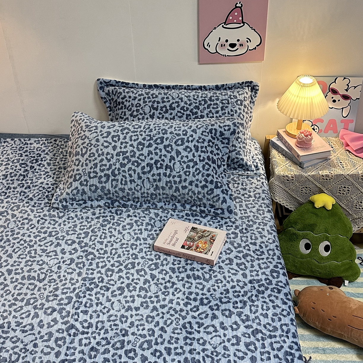 91家纺网 家纺一手货源 找家纺 慕晨 2025新款牛奶绒新款印花高克重豆豆绒夹棉床盖三件被套四件套热款 蓝色豹纹