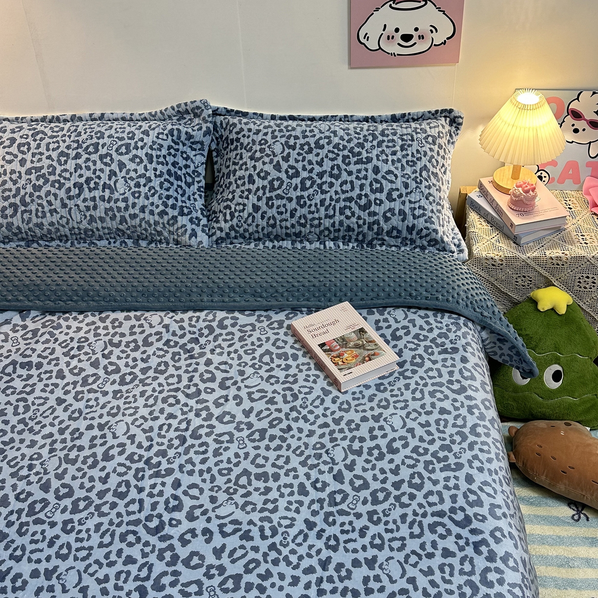 91家纺网 家纺一手货源 找家纺 慕晨 2025新款牛奶绒新款印花高克重豆豆绒夹棉床盖三件被套四件套热款 蓝色豹纹