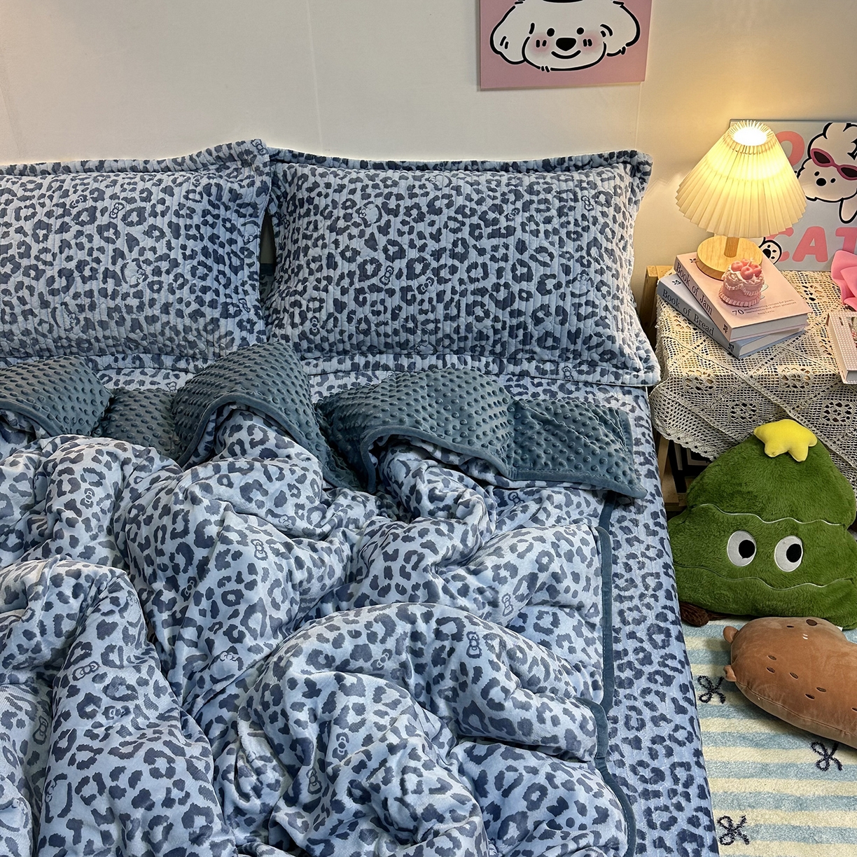91家纺网 家纺一手货源 找家纺 慕晨 2025新款牛奶绒新款印花高克重豆豆绒夹棉床盖三件被套四件套热款 蓝色豹纹