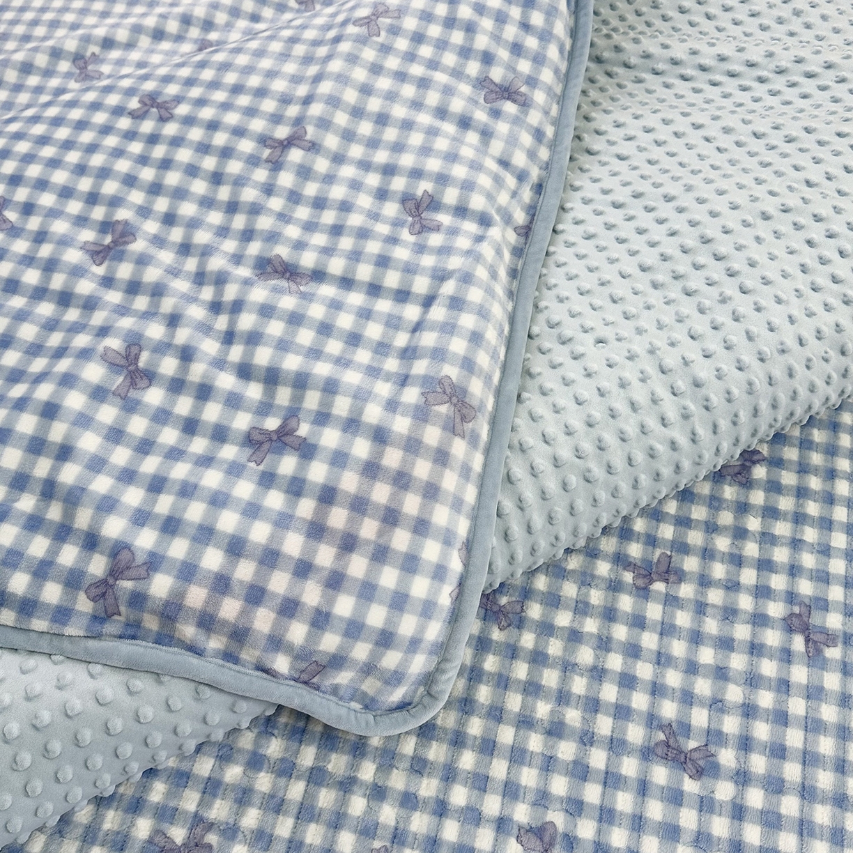 91家纺网 家纺一手货源 找家纺 慕晨 2025新款牛奶绒新款印花高克重豆豆绒夹棉床盖三件被套四件套热款 蓝色蝴蝶结