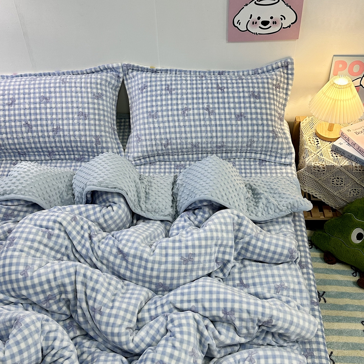 91家纺网 家纺一手货源 找家纺 慕晨 2025新款牛奶绒新款印花高克重豆豆绒夹棉床盖三件被套四件套热款 蓝色蝴蝶结