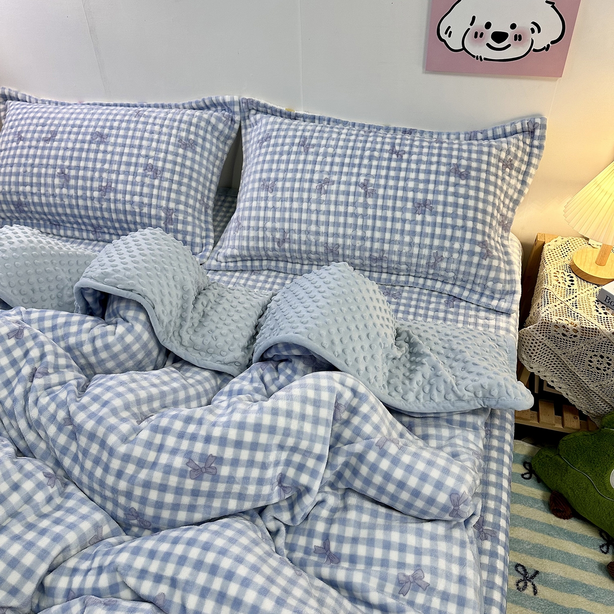 91家纺网 家纺一手货源 找家纺 慕晨 2025新款牛奶绒新款印花高克重豆豆绒夹棉床盖三件被套四件套热款 蓝色蝴蝶结