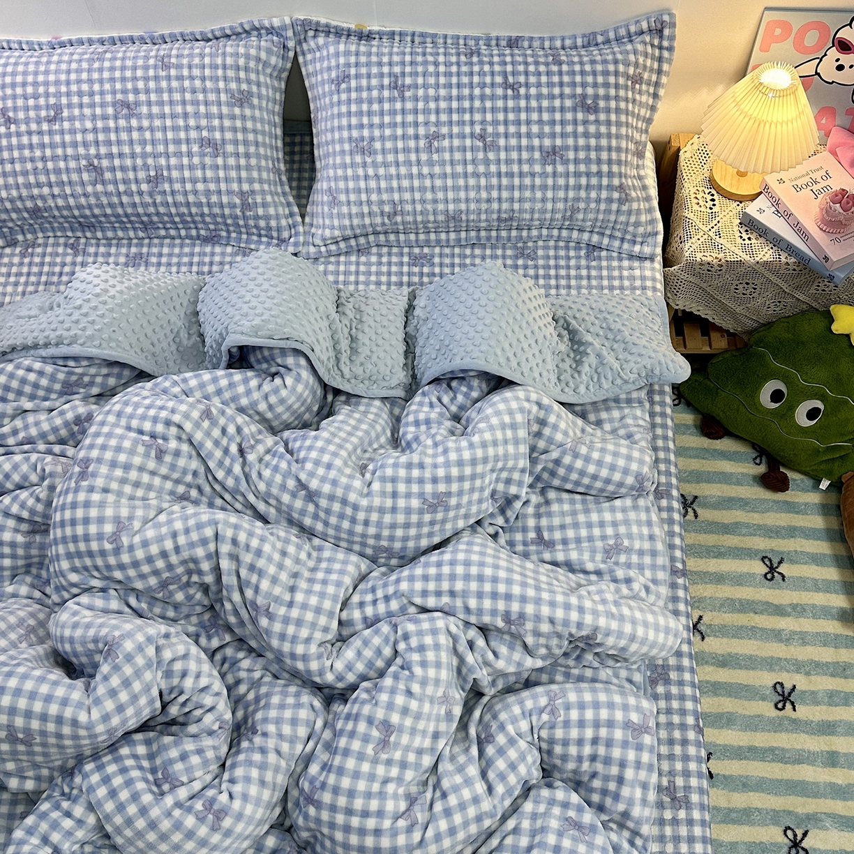 91家纺网 家纺一手货源 找家纺 慕晨 2025新款牛奶绒新款印花高克重豆豆绒夹棉床盖三件被套四件套热款 蓝色蝴蝶结