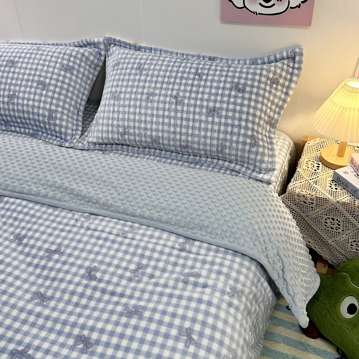 91家纺网 家纺一手货源 找家纺 慕晨 2025新款牛奶绒新款印花高克重豆豆绒夹棉床盖三件被套四件套热款 蓝色蝴蝶结