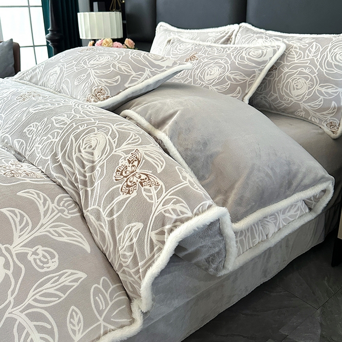 许林家纺 2025新款兔毛宽包边立体雕花牛奶绒四件套 牧云