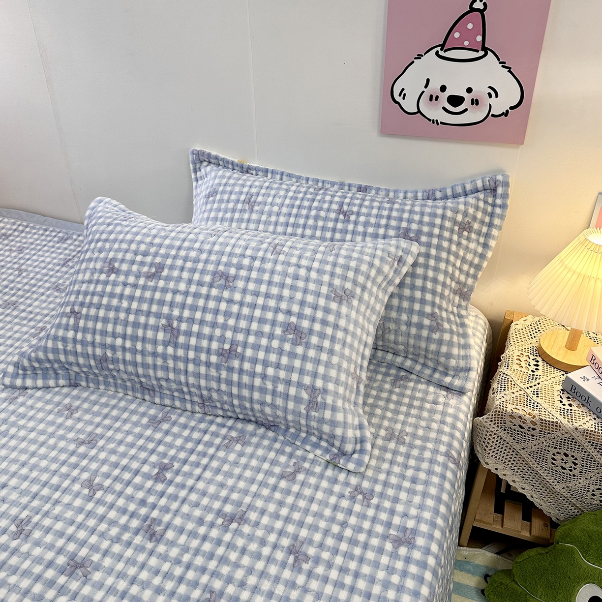 91家纺网 家纺一手货源 找家纺 慕晨 2025新款牛奶绒新款印花高克重豆豆绒夹棉床盖三件被套四件套热款 蓝色蝴蝶结