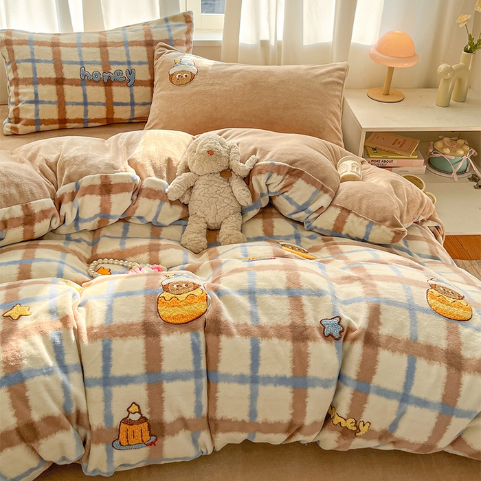 91家纺网 家纺一手货源 找家纺 （总）如一 2025新款卡通毛巾绣系列牛奶绒四件套第二批,快乐企鹅,领结粉兔,苹果拉布,竖条西高,晚安小象,星星宝贝,星月猫咪