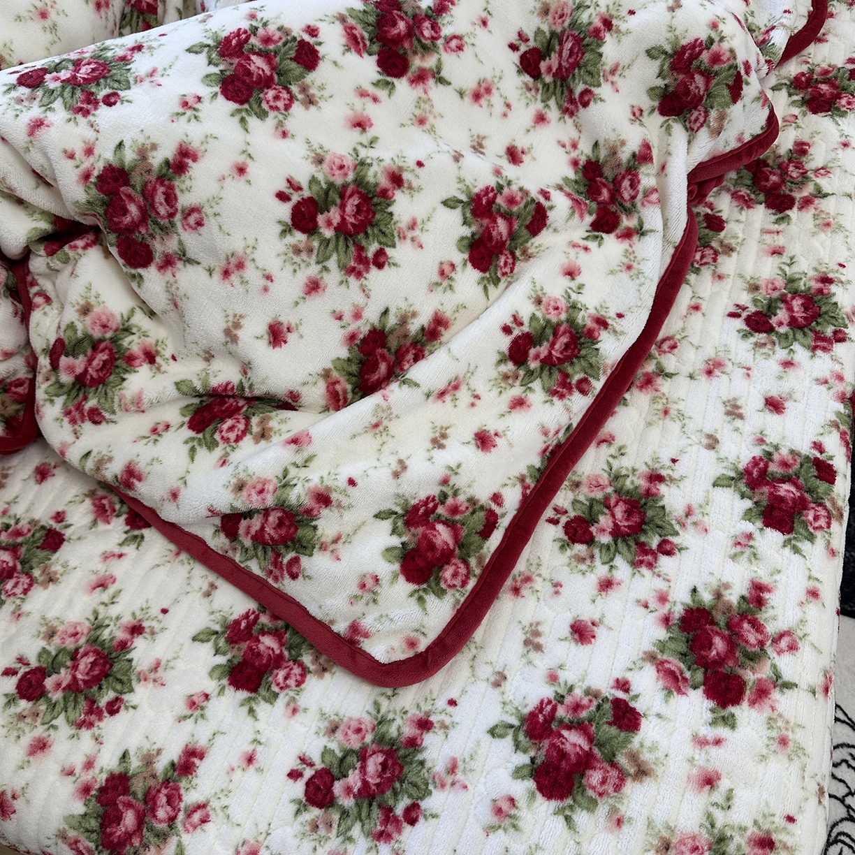 91家纺网 家纺一手货源 找家纺 慕晨 2025新款牛奶绒新款印花高克重豆豆绒夹棉床盖三件被套四件套热款 梨花落