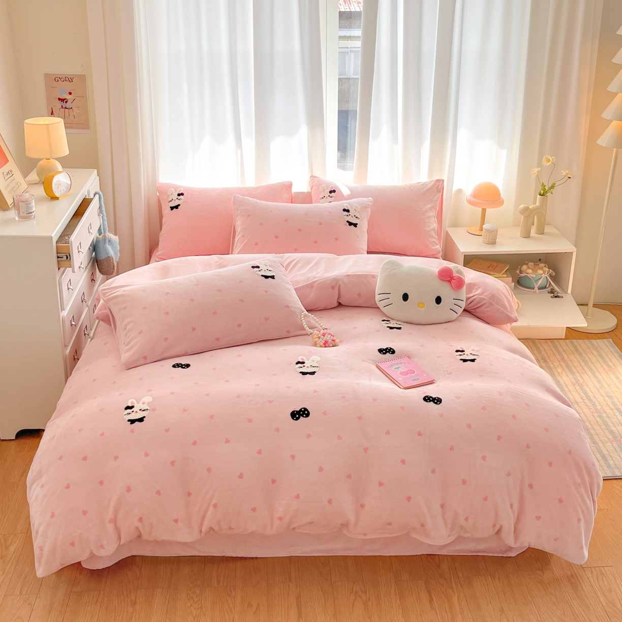 91家纺网 家纺一手货源 找家纺 如一 2025新款卡通毛巾绣系列牛奶绒四件套第二批 领结粉兔