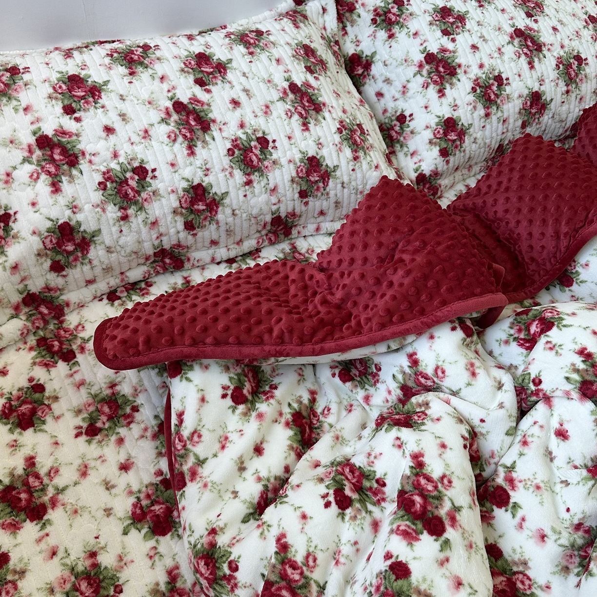 91家纺网 家纺一手货源 找家纺 慕晨 2025新款牛奶绒新款印花高克重豆豆绒夹棉床盖三件被套四件套热款 梨花落