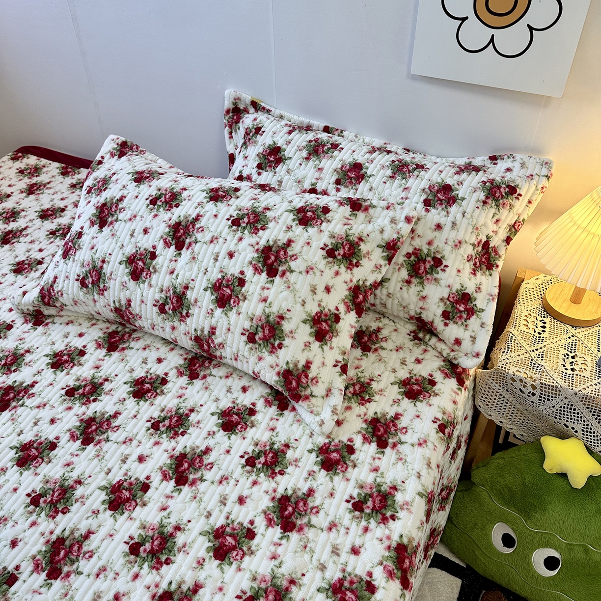 91家纺网 家纺一手货源 找家纺 慕晨 2025新款牛奶绒新款印花高克重豆豆绒夹棉床盖三件被套四件套热款 梨花落