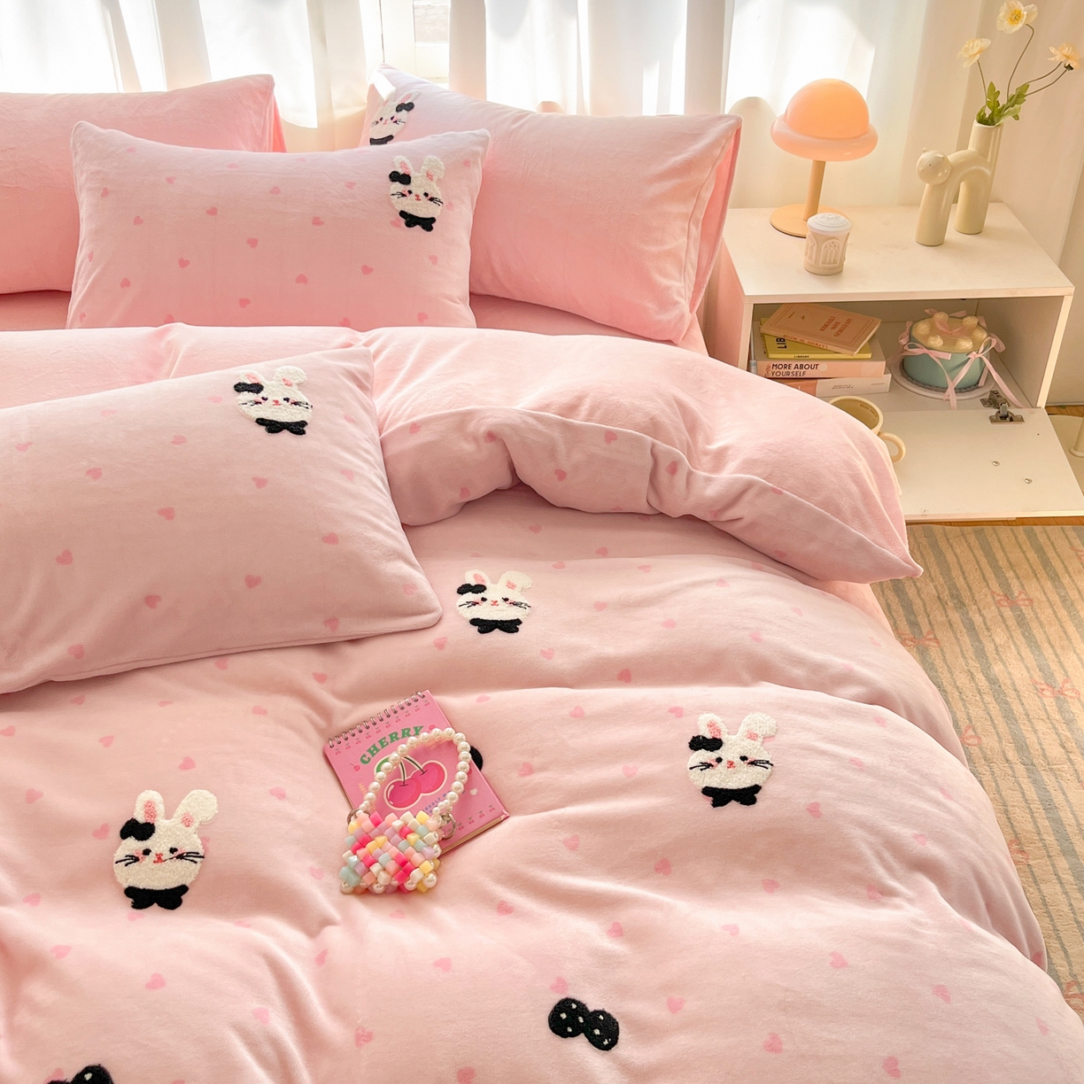 91家纺网 家纺一手货源 找家纺 如一 2025新款卡通毛巾绣系列牛奶绒四件套第二批 领结粉兔