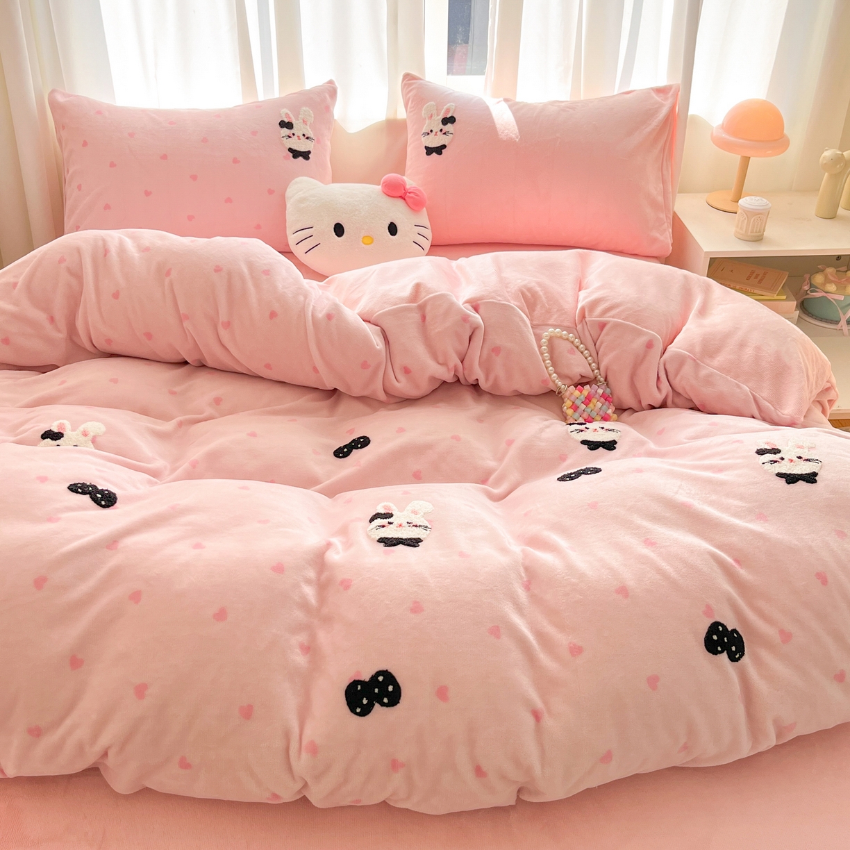 91家纺网 家纺一手货源 找家纺 如一 2025新款卡通毛巾绣系列牛奶绒四件套第二批 领结粉兔