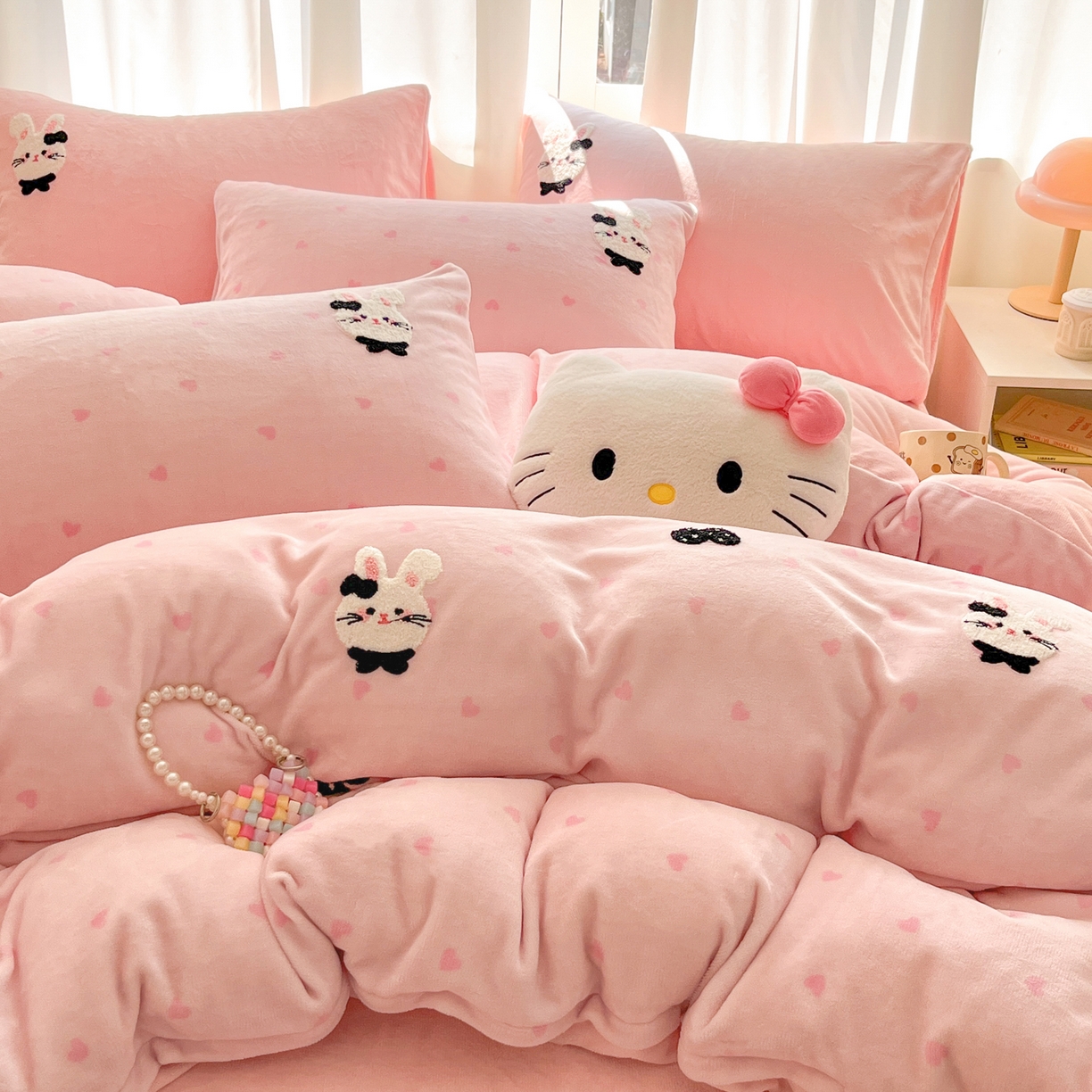 91家纺网 家纺一手货源 找家纺 如一 2025新款卡通毛巾绣系列牛奶绒四件套第二批 领结粉兔