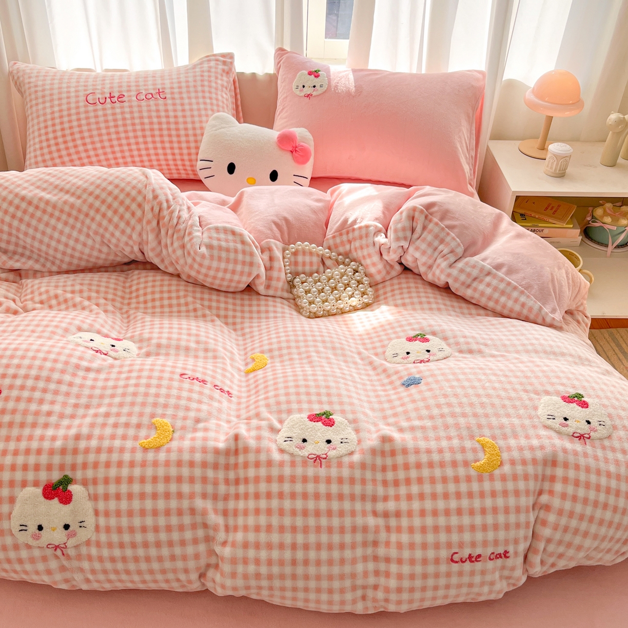 91家纺网 家纺一手货源 找家纺 如一 2025新款卡通毛巾绣系列牛奶绒四件套第二批 星月猫咪