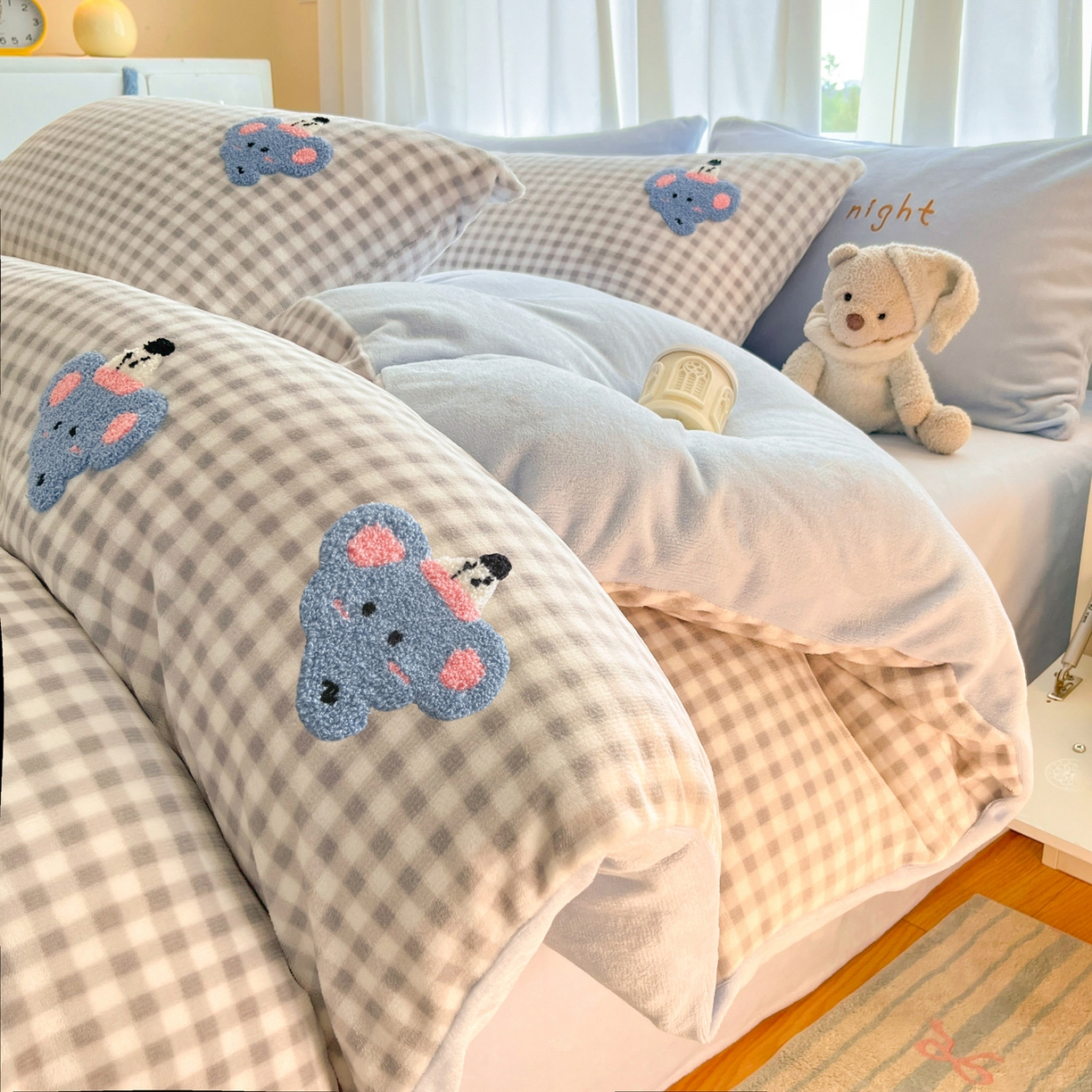 91家纺网 家纺一手货源 找家纺 如一 2025新款卡通毛巾绣系列牛奶绒四件套第二批 晚安小象