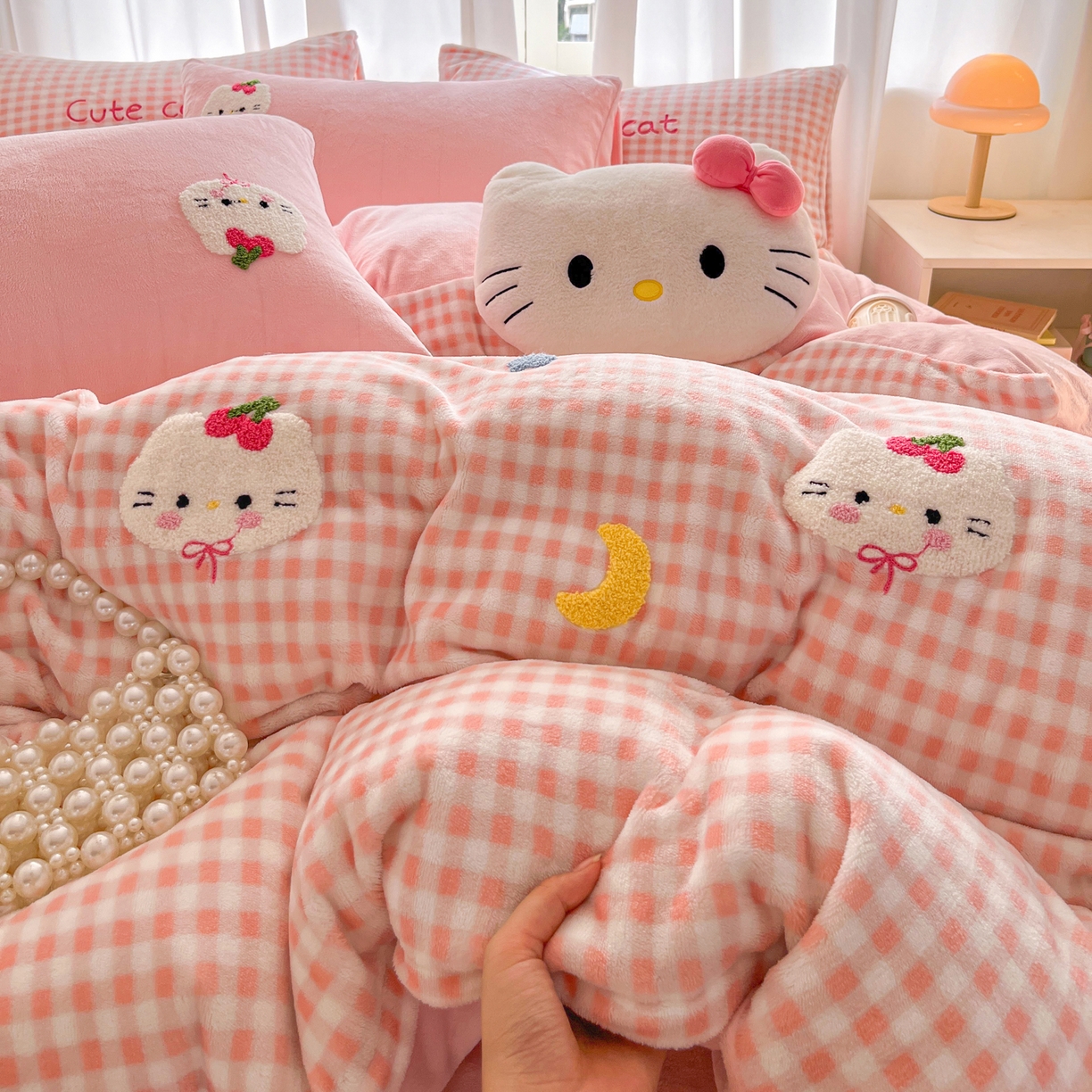 91家纺网 家纺一手货源 找家纺 如一 2025新款卡通毛巾绣系列牛奶绒四件套第二批 星月猫咪