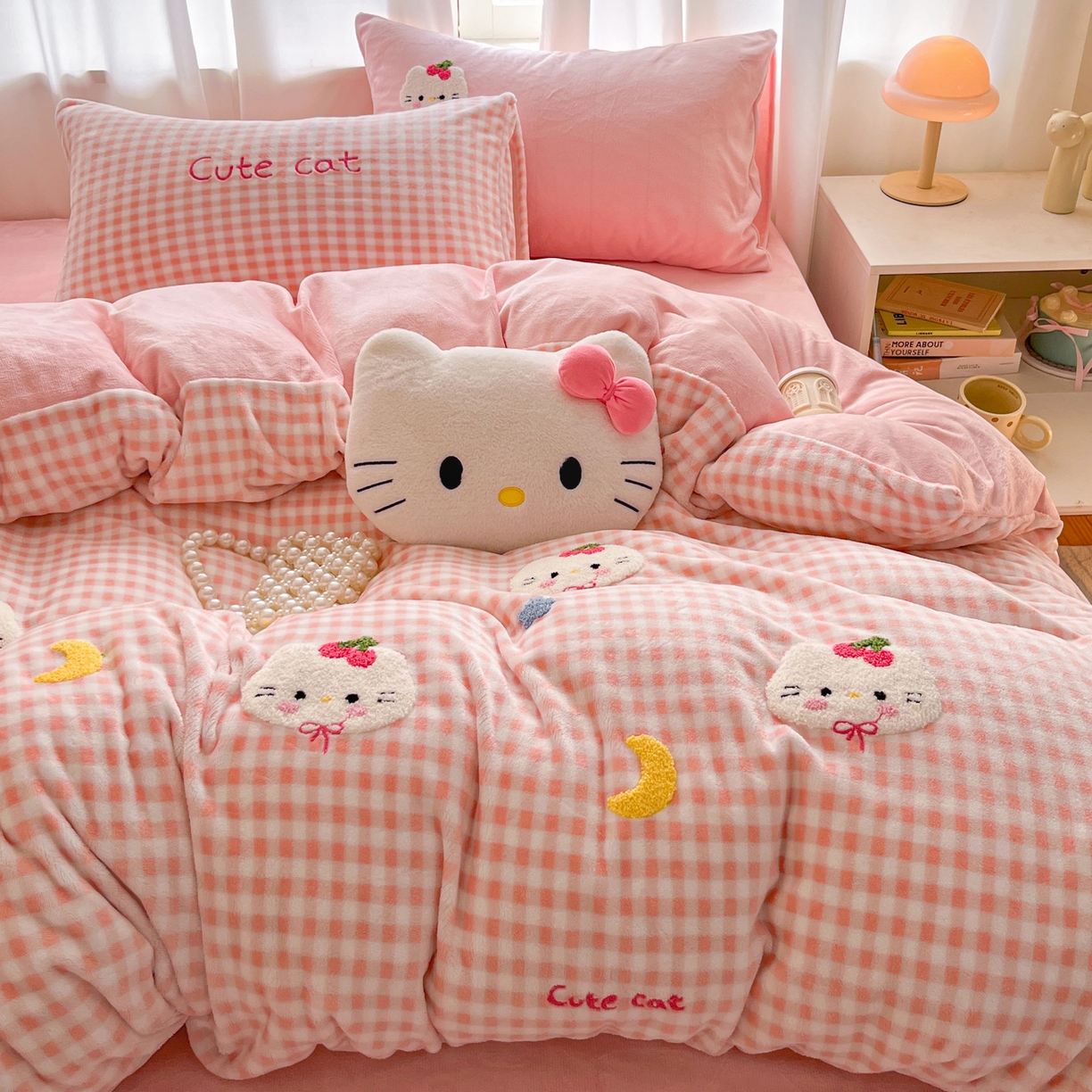 91家纺网 家纺一手货源 找家纺 如一 2025新款卡通毛巾绣系列牛奶绒四件套第二批 星月猫咪