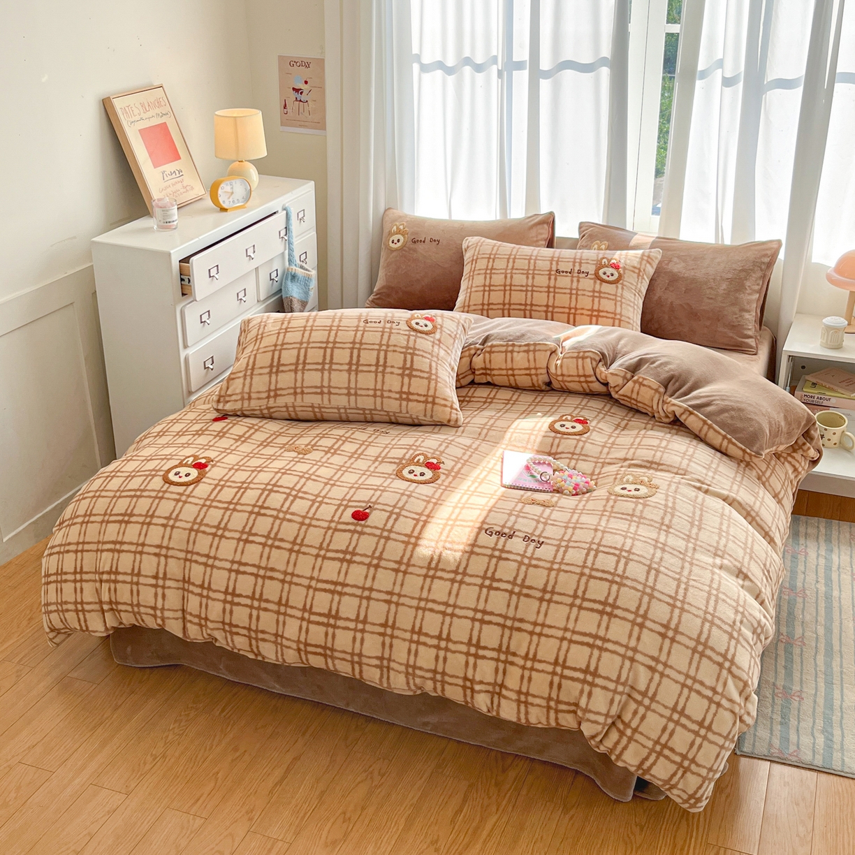 91家纺网 家纺一手货源 找家纺 如一 2025新款卡通毛巾绣系列牛奶绒四件套第二批 苹果拉布