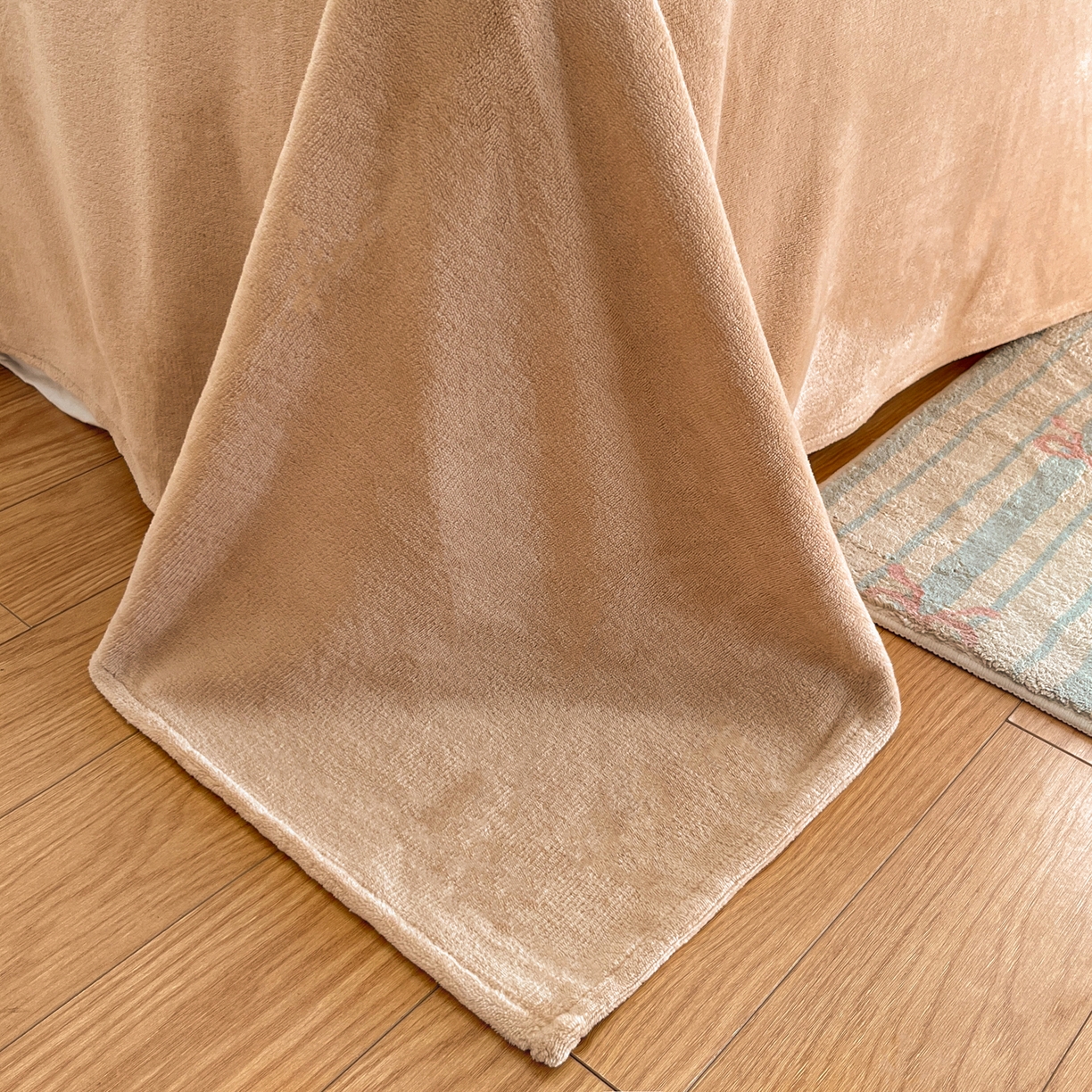 91家纺网 家纺一手货源 找家纺 如一 2025新款卡通毛巾绣系列牛奶绒四件套第二批 苹果拉布