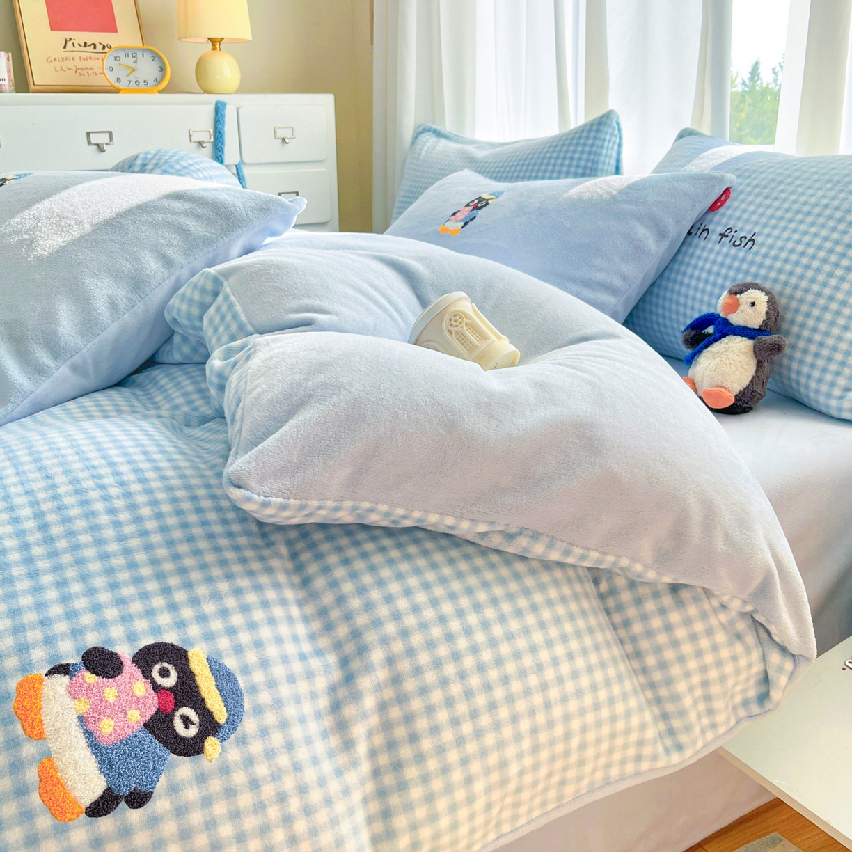 91家纺网 家纺一手货源 找家纺 如一 2025新款卡通毛巾绣系列牛奶绒四件套第二批 快乐企鹅