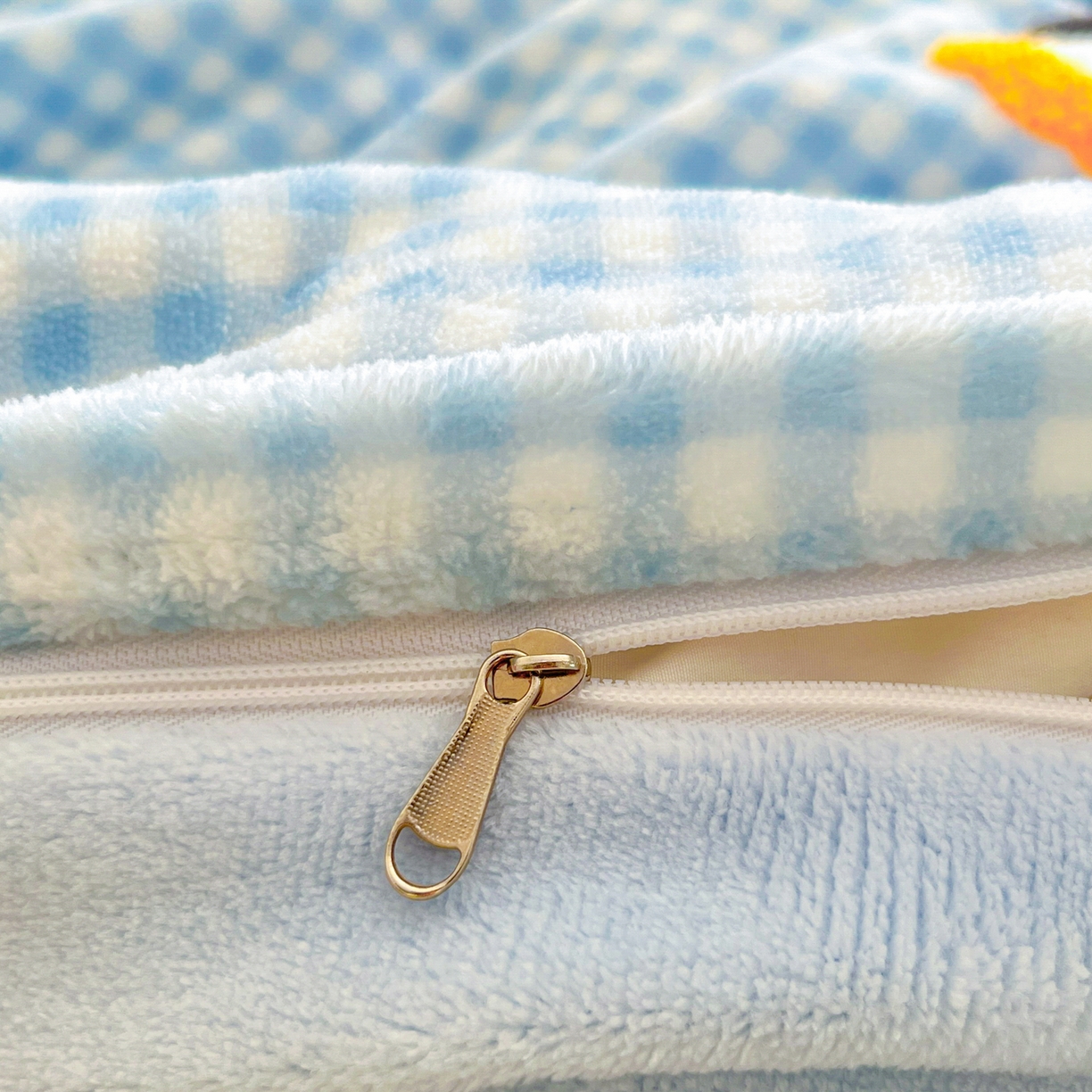 91家纺网 家纺一手货源 找家纺 如一 2025新款卡通毛巾绣系列牛奶绒四件套第二批 快乐企鹅