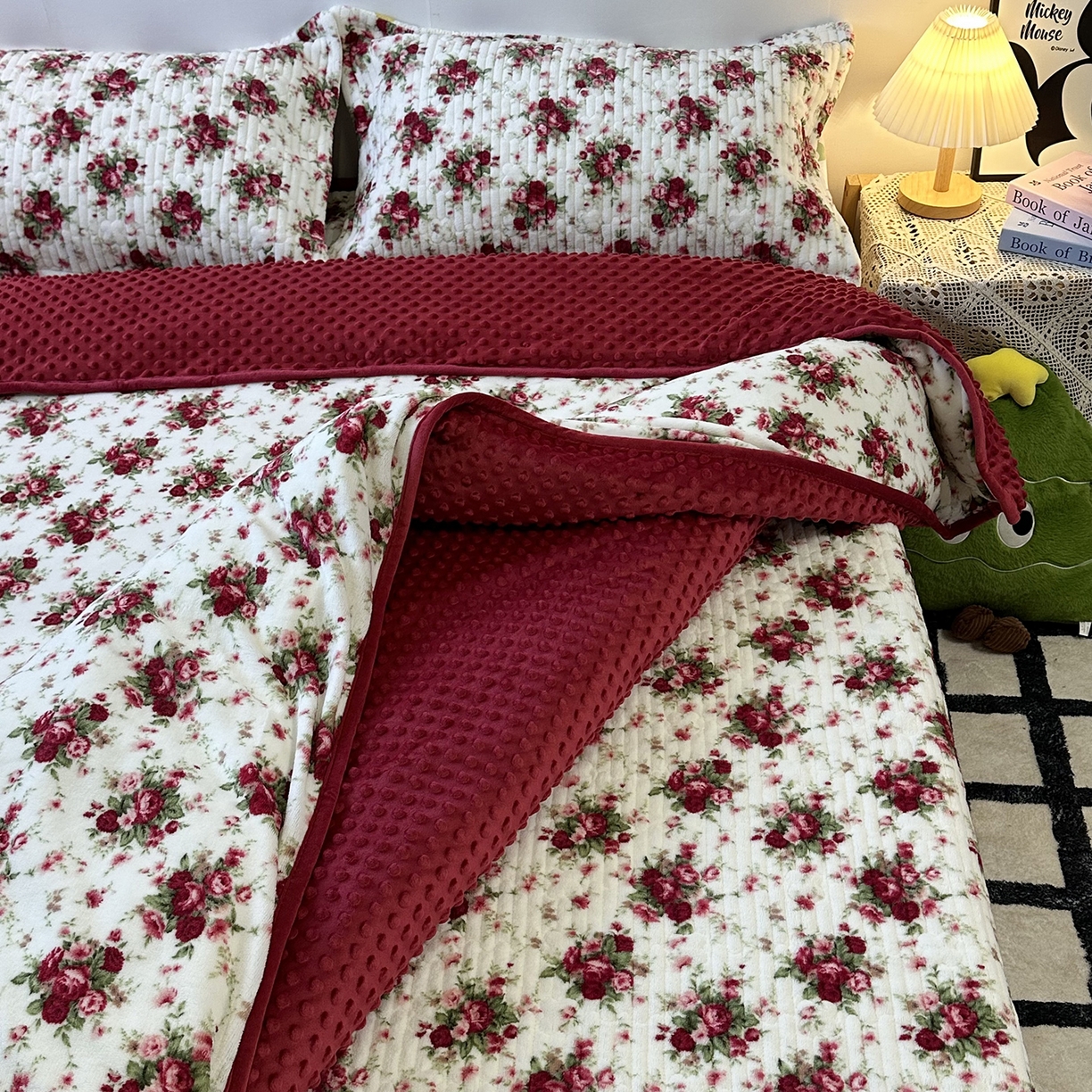 91家纺网 家纺一手货源 找家纺 慕晨 2025新款牛奶绒新款印花高克重豆豆绒夹棉床盖三件被套四件套热款 梨花落