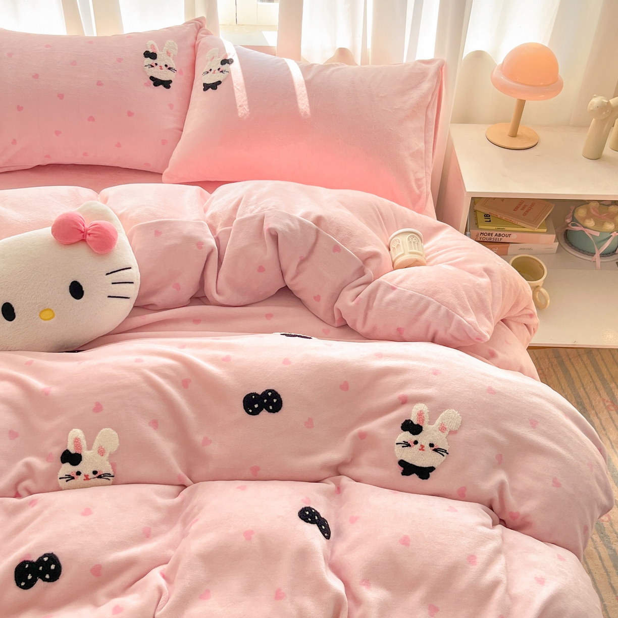 91家纺网 家纺一手货源 找家纺 如一 2025新款卡通毛巾绣系列牛奶绒四件套第二批 领结粉兔