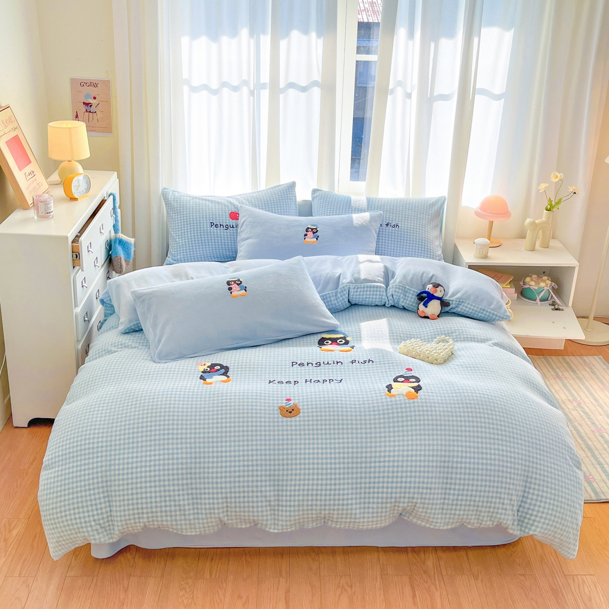 91家纺网 家纺一手货源 找家纺 如一 2025新款卡通毛巾绣系列牛奶绒四件套第二批 快乐企鹅