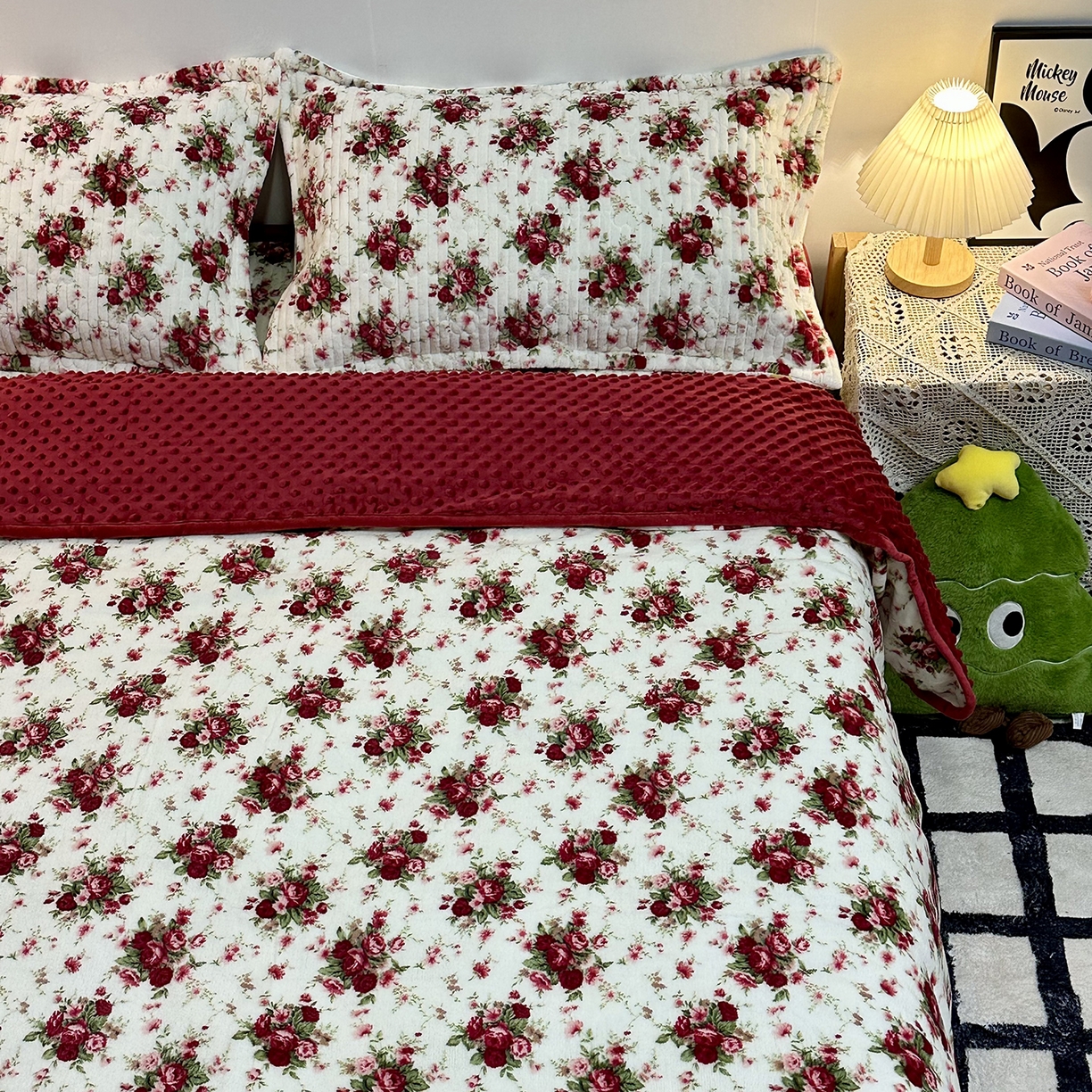 91家纺网 家纺一手货源 找家纺 慕晨 2025新款牛奶绒新款印花高克重豆豆绒夹棉床盖三件被套四件套热款 梨花落