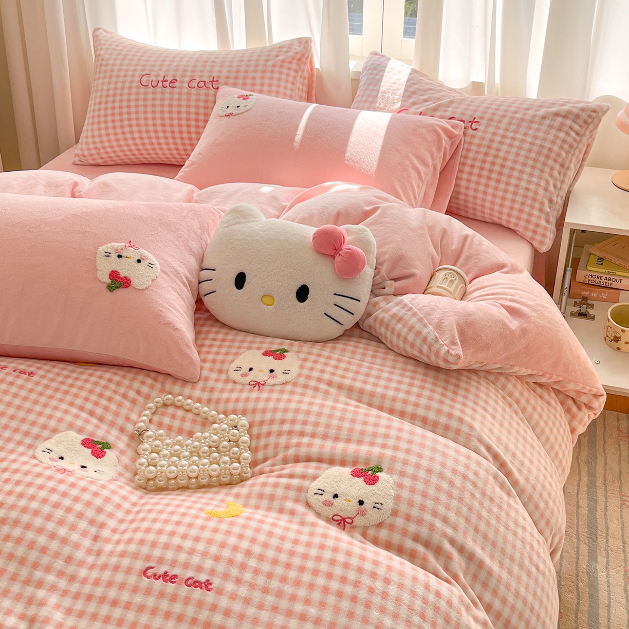 91家纺网 家纺一手货源 找家纺 如一 2025新款卡通毛巾绣系列牛奶绒四件套第二批 星月猫咪