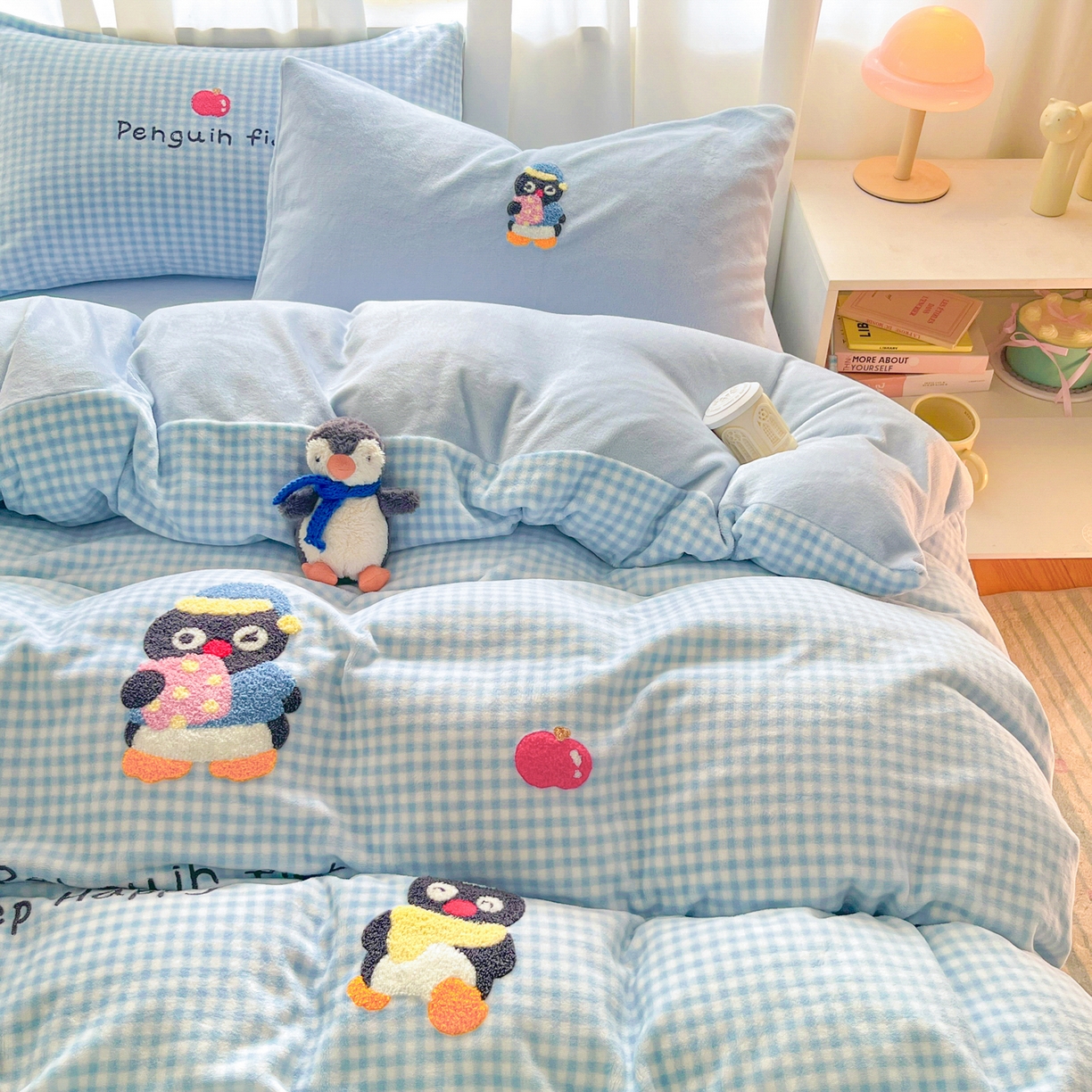 91家纺网 家纺一手货源 找家纺 如一 2025新款卡通毛巾绣系列牛奶绒四件套第二批 快乐企鹅