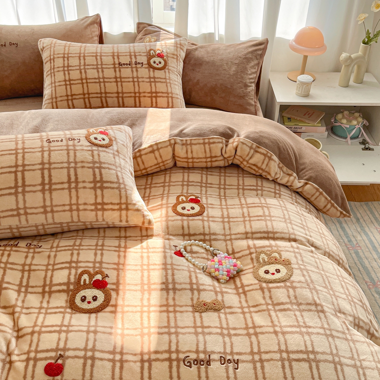 91家纺网 家纺一手货源 找家纺 如一 2025新款卡通毛巾绣系列牛奶绒四件套第二批 苹果拉布