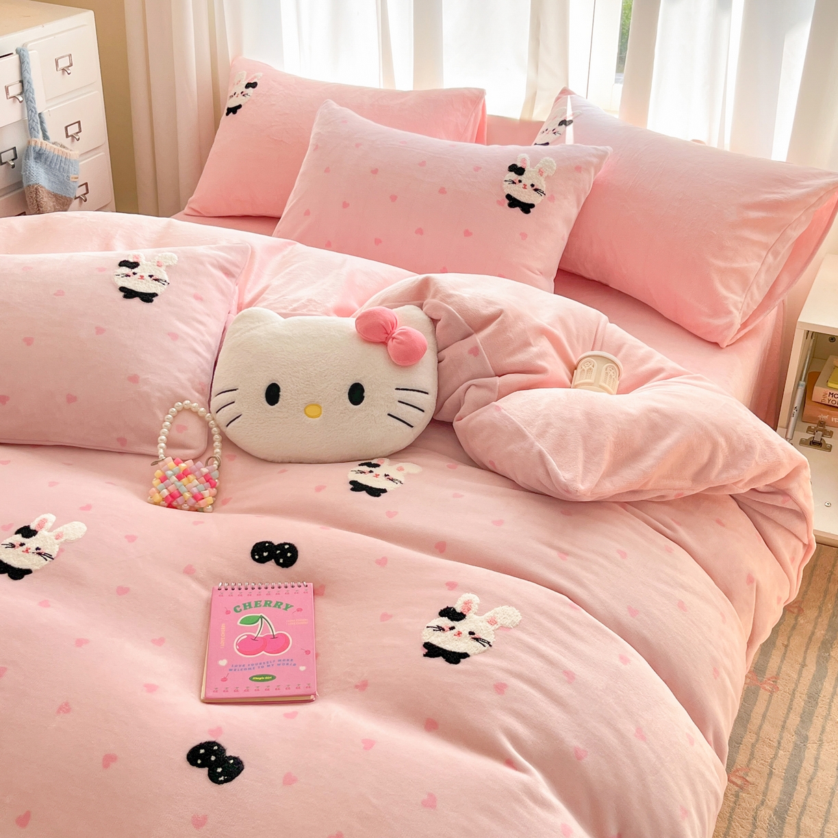 91家纺网 家纺一手货源 找家纺 如一 2025新款卡通毛巾绣系列牛奶绒四件套第二批 领结粉兔