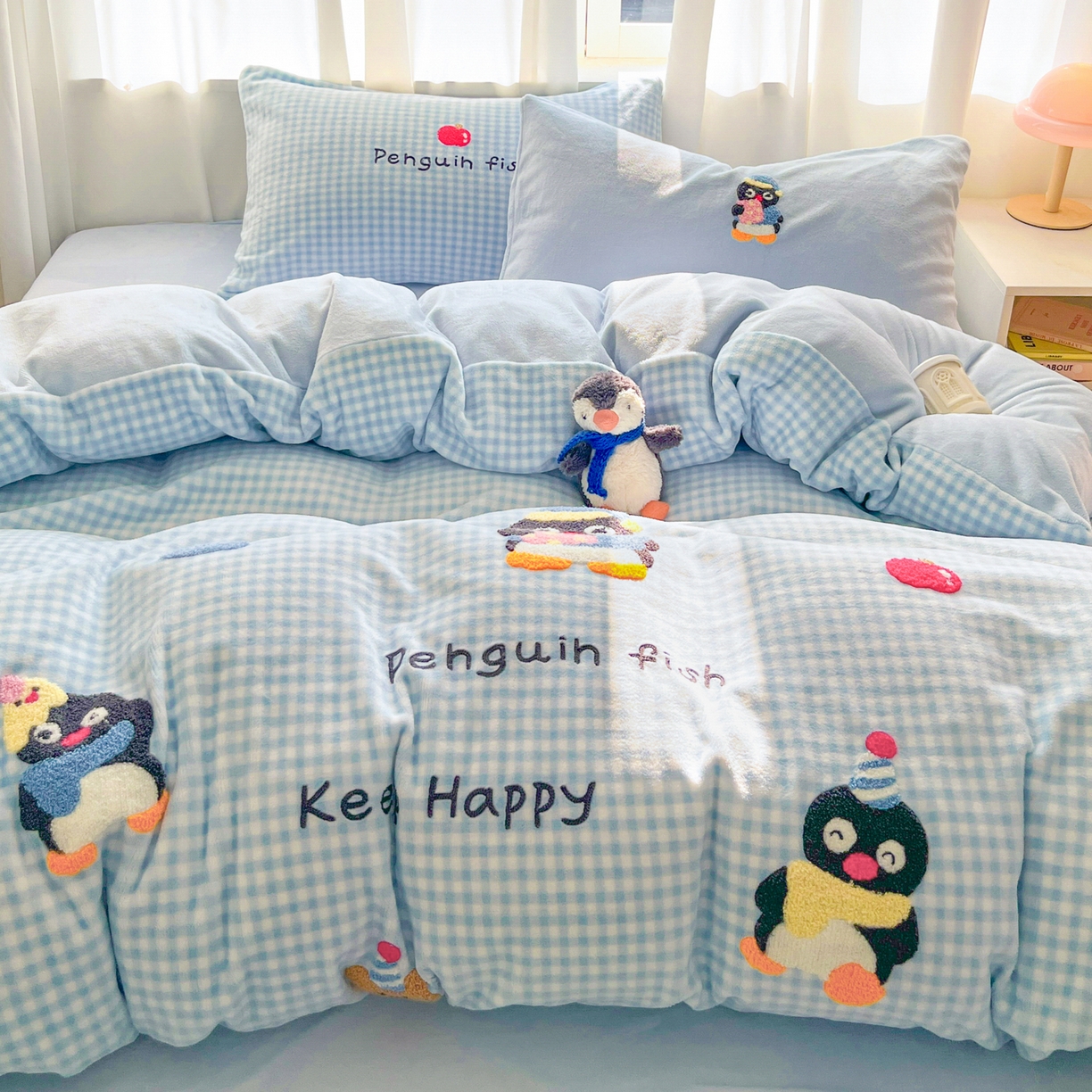 91家纺网 家纺一手货源 找家纺 如一 2025新款卡通毛巾绣系列牛奶绒四件套第二批 快乐企鹅