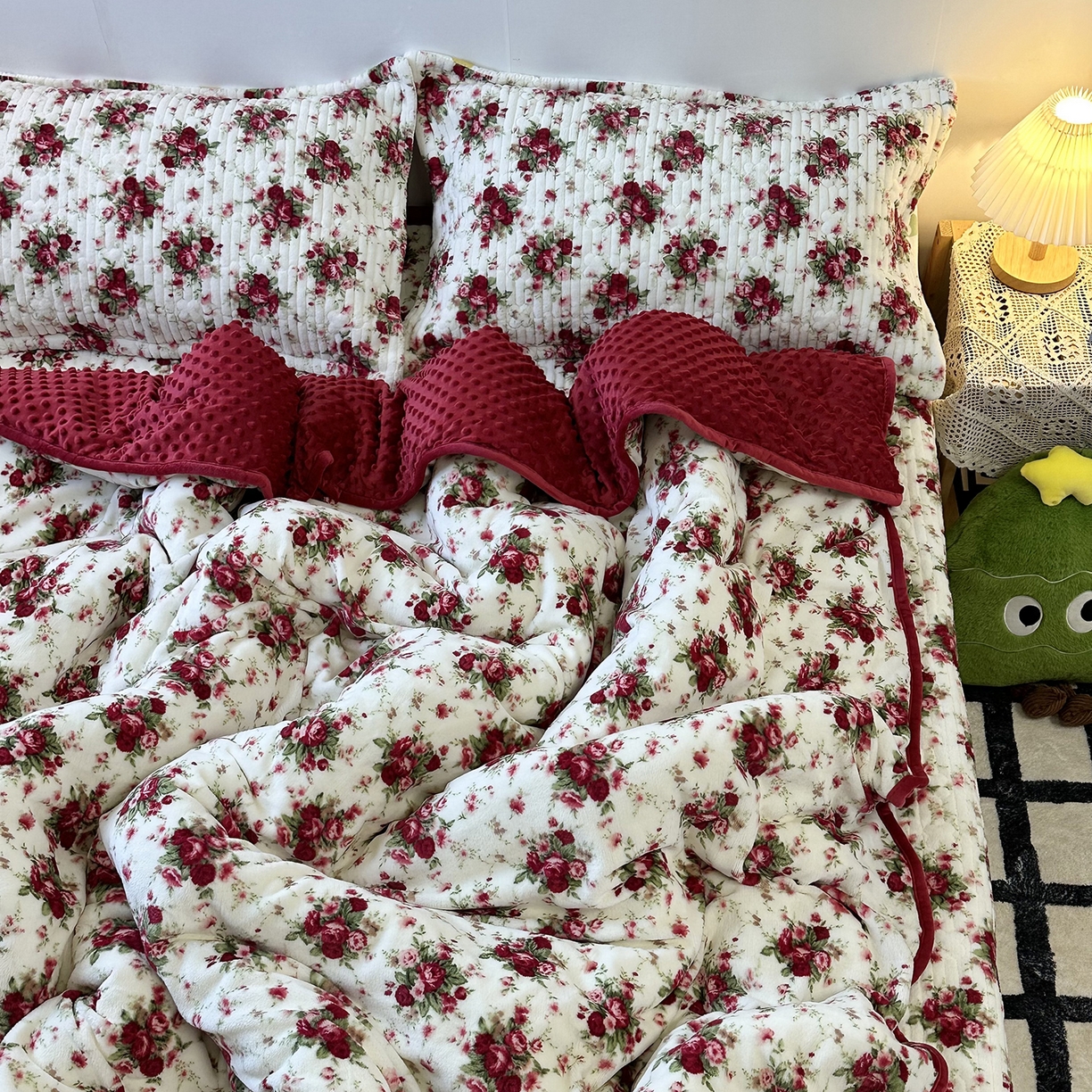 91家纺网 家纺一手货源 找家纺 慕晨 2025新款牛奶绒新款印花高克重豆豆绒夹棉床盖三件被套四件套热款 梨花落