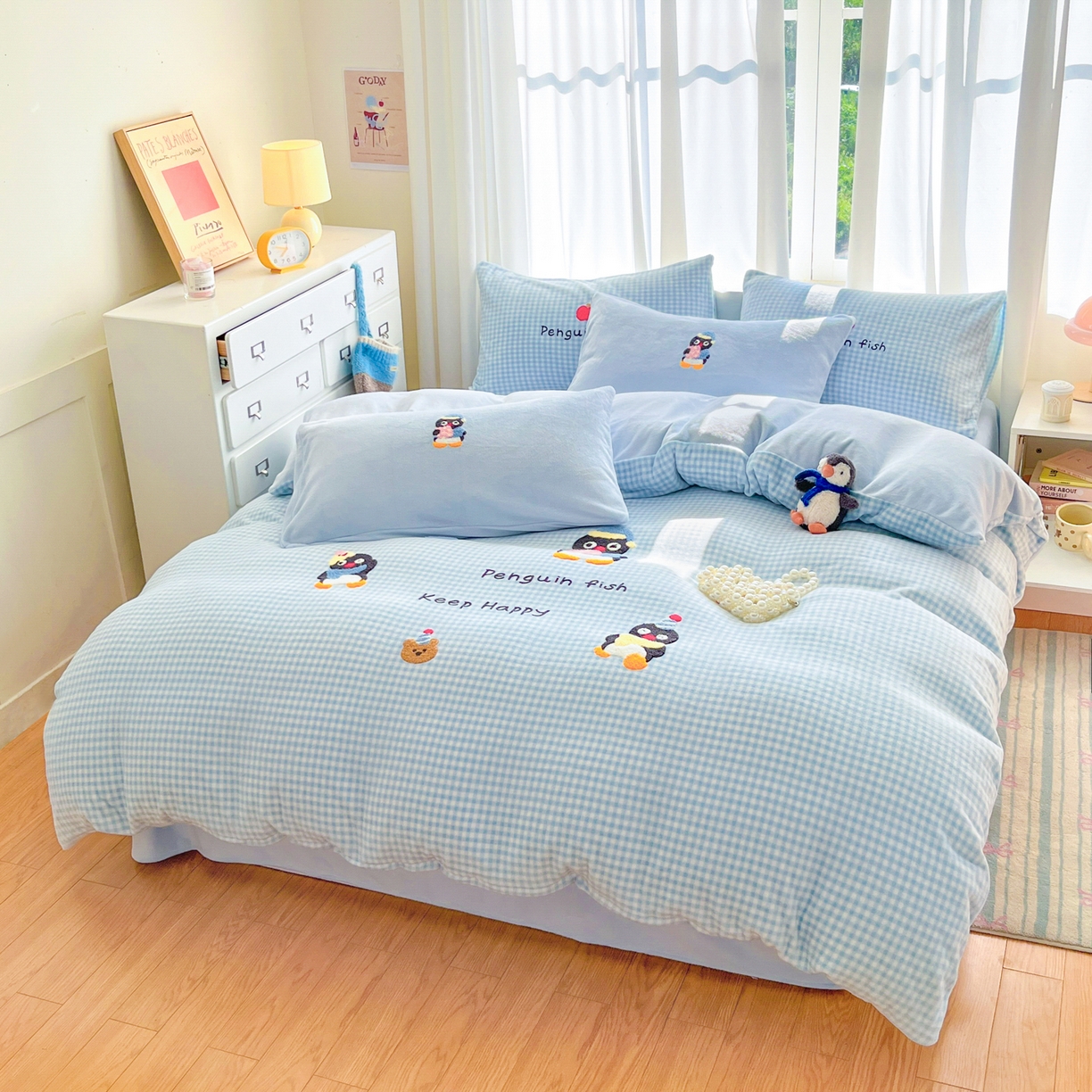 91家纺网 家纺一手货源 找家纺 如一 2025新款卡通毛巾绣系列牛奶绒四件套第二批 快乐企鹅