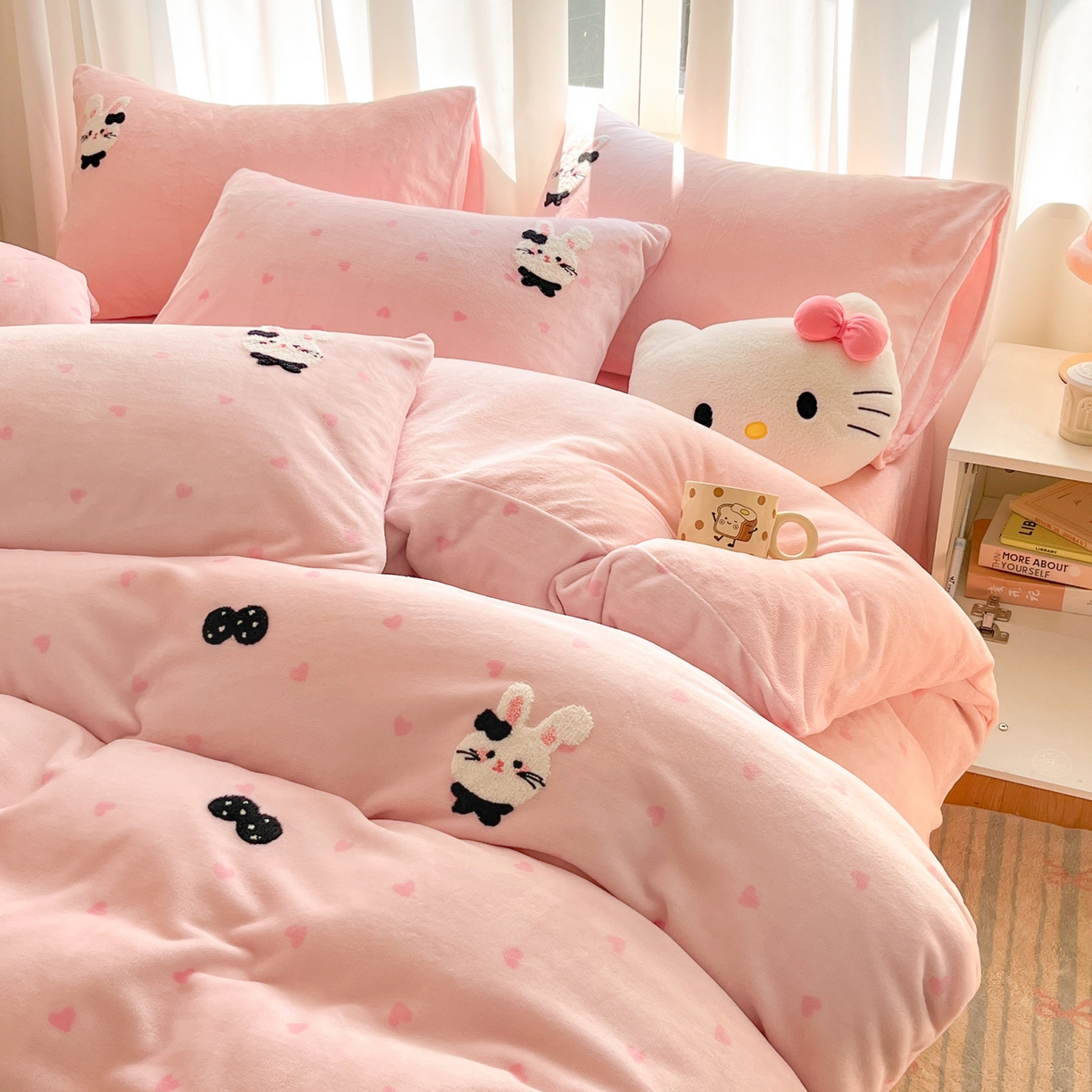 91家纺网 家纺一手货源 找家纺 如一 2025新款卡通毛巾绣系列牛奶绒四件套第二批 领结粉兔