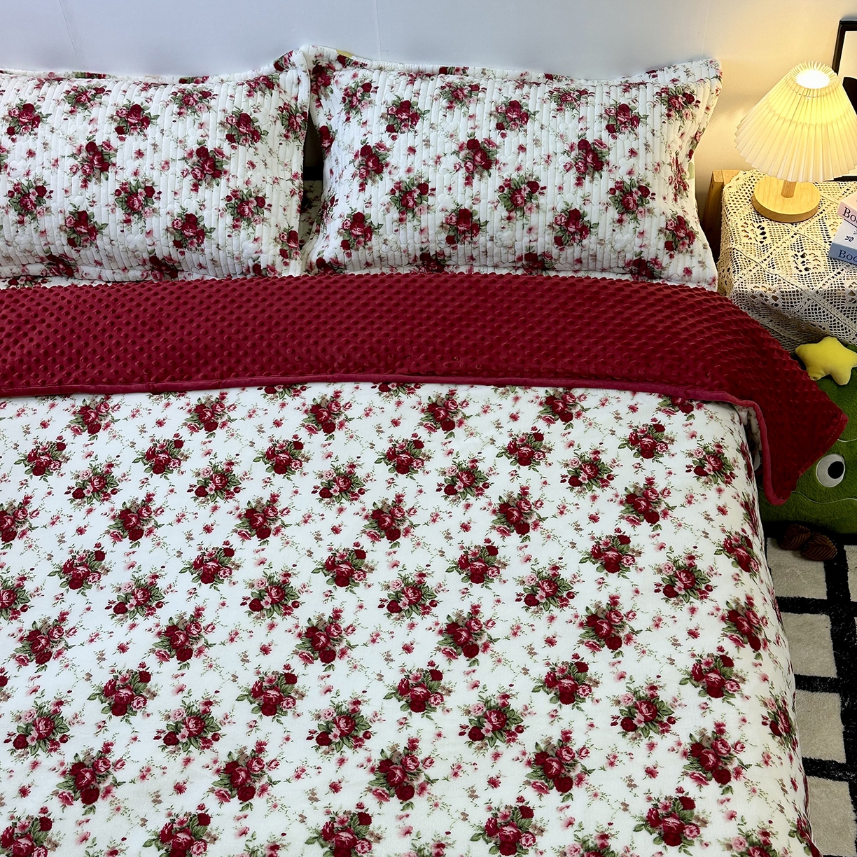 91家纺网 家纺一手货源 找家纺 慕晨 2025新款牛奶绒新款印花高克重豆豆绒夹棉床盖三件被套四件套热款 梨花落