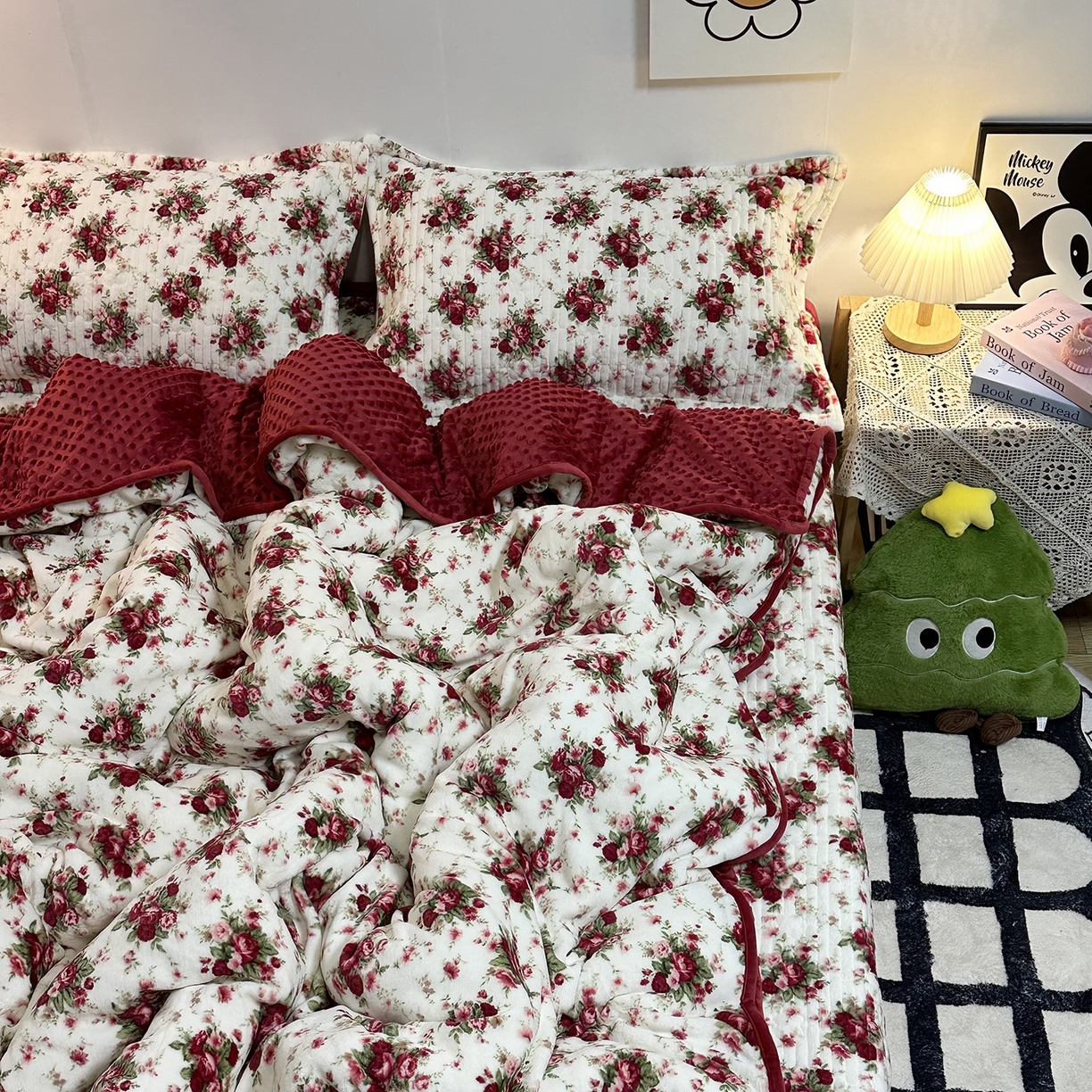 91家纺网 家纺一手货源 找家纺 慕晨 2025新款牛奶绒新款印花高克重豆豆绒夹棉床盖三件被套四件套热款 梨花落