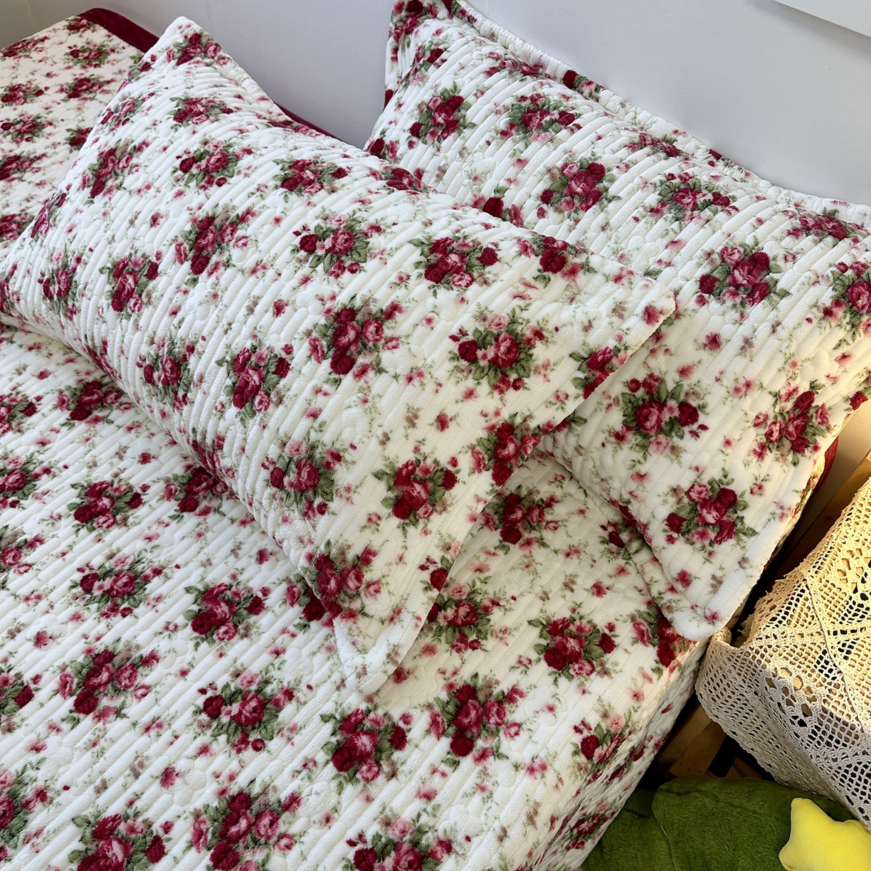 91家纺网 家纺一手货源 找家纺 慕晨 2025新款牛奶绒新款印花高克重豆豆绒夹棉床盖三件被套四件套热款 梨花落