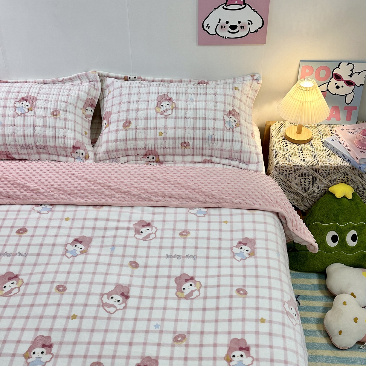 91家纺网 家纺一手货源 找家纺 慕晨 2025新款牛奶绒新款印花高克重豆豆绒夹棉床盖三件被套四件套热款 美乐兔