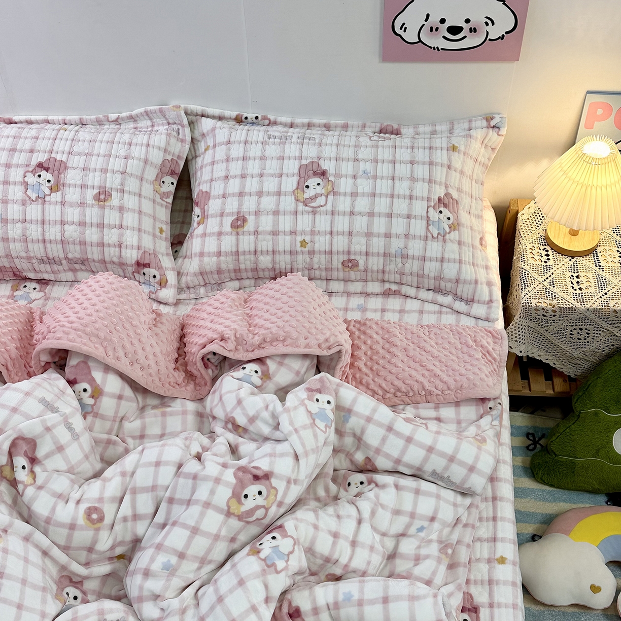 91家纺网 家纺一手货源 找家纺 慕晨 2025新款牛奶绒新款印花高克重豆豆绒夹棉床盖三件被套四件套热款 美乐兔