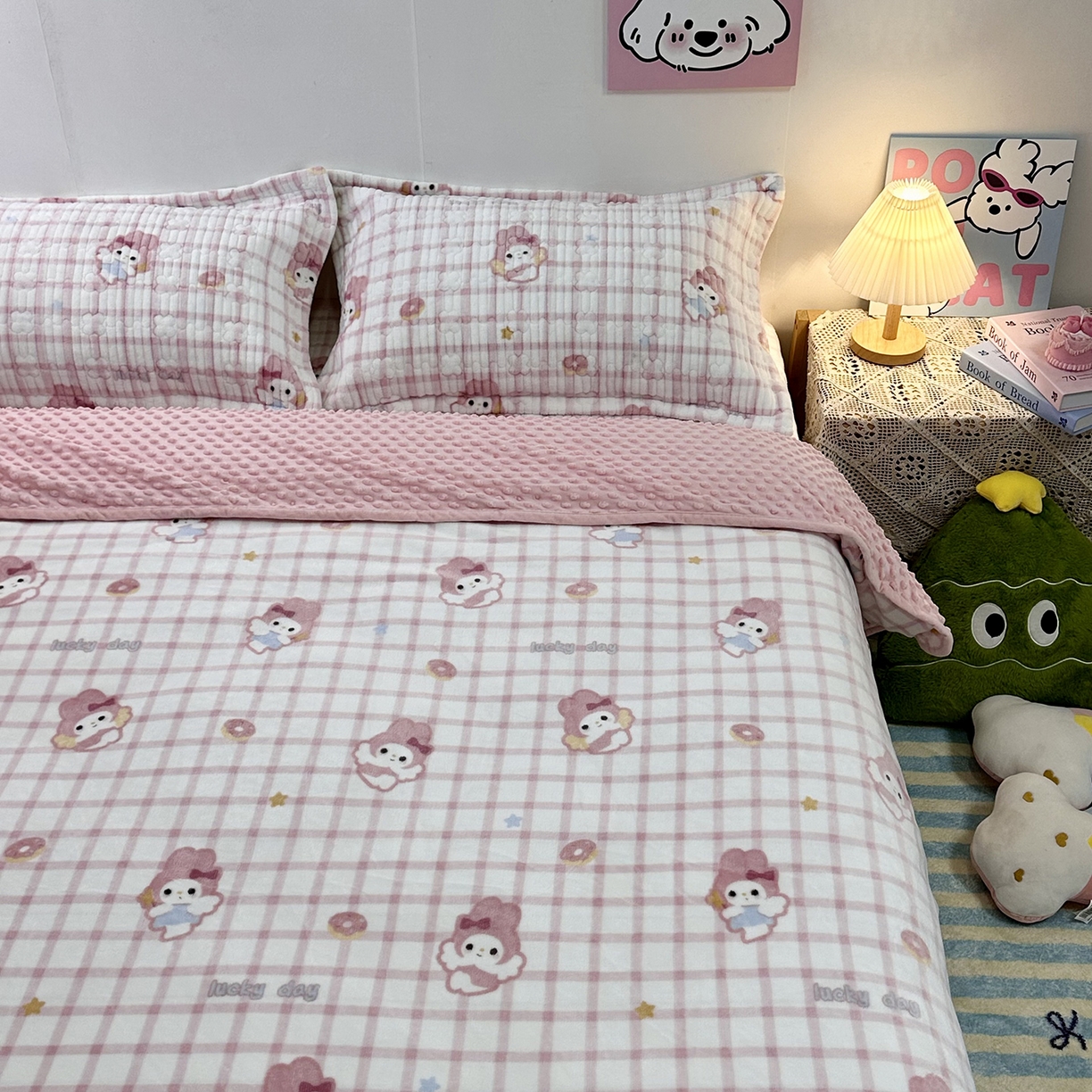 91家纺网 家纺一手货源 找家纺 慕晨 2025新款牛奶绒新款印花高克重豆豆绒夹棉床盖三件被套四件套热款 美乐兔