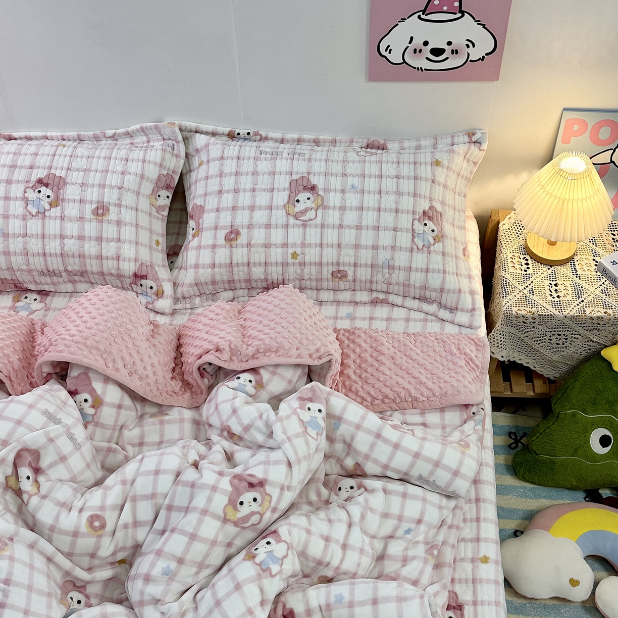 91家纺网 家纺一手货源 找家纺 慕晨 2025新款牛奶绒新款印花高克重豆豆绒夹棉床盖三件被套四件套热款 美乐兔