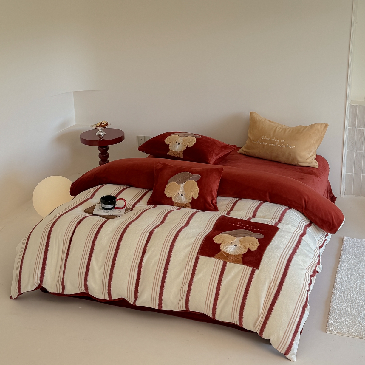 91家纺网 家纺一手货源 找家纺 （总）简纯主义 2025新款260g全消光全工艺贴布绣花牛奶绒四件套-迷糊小狗系列