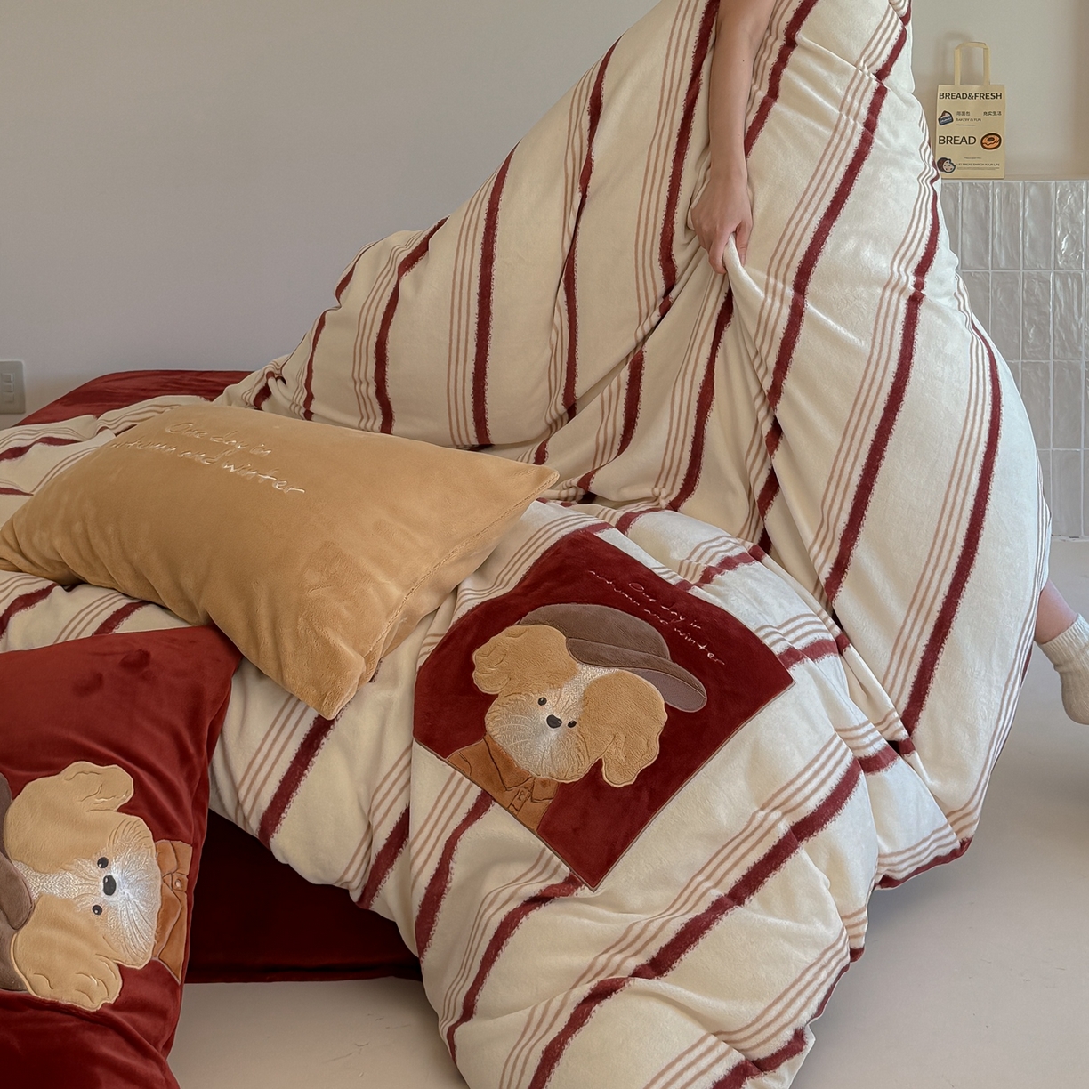 91家纺网 家纺一手货源 找家纺 （总）简纯主义 2025新款260g全消光全工艺贴布绣花牛奶绒四件套-迷糊小狗系列