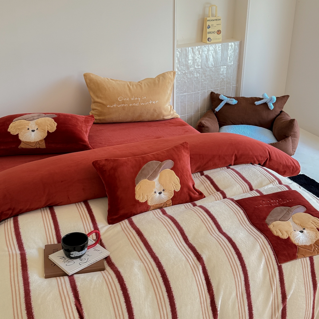 91家纺网 家纺一手货源 找家纺 （总）简纯主义 2025新款260g全消光全工艺贴布绣花牛奶绒四件套-迷糊小狗系列